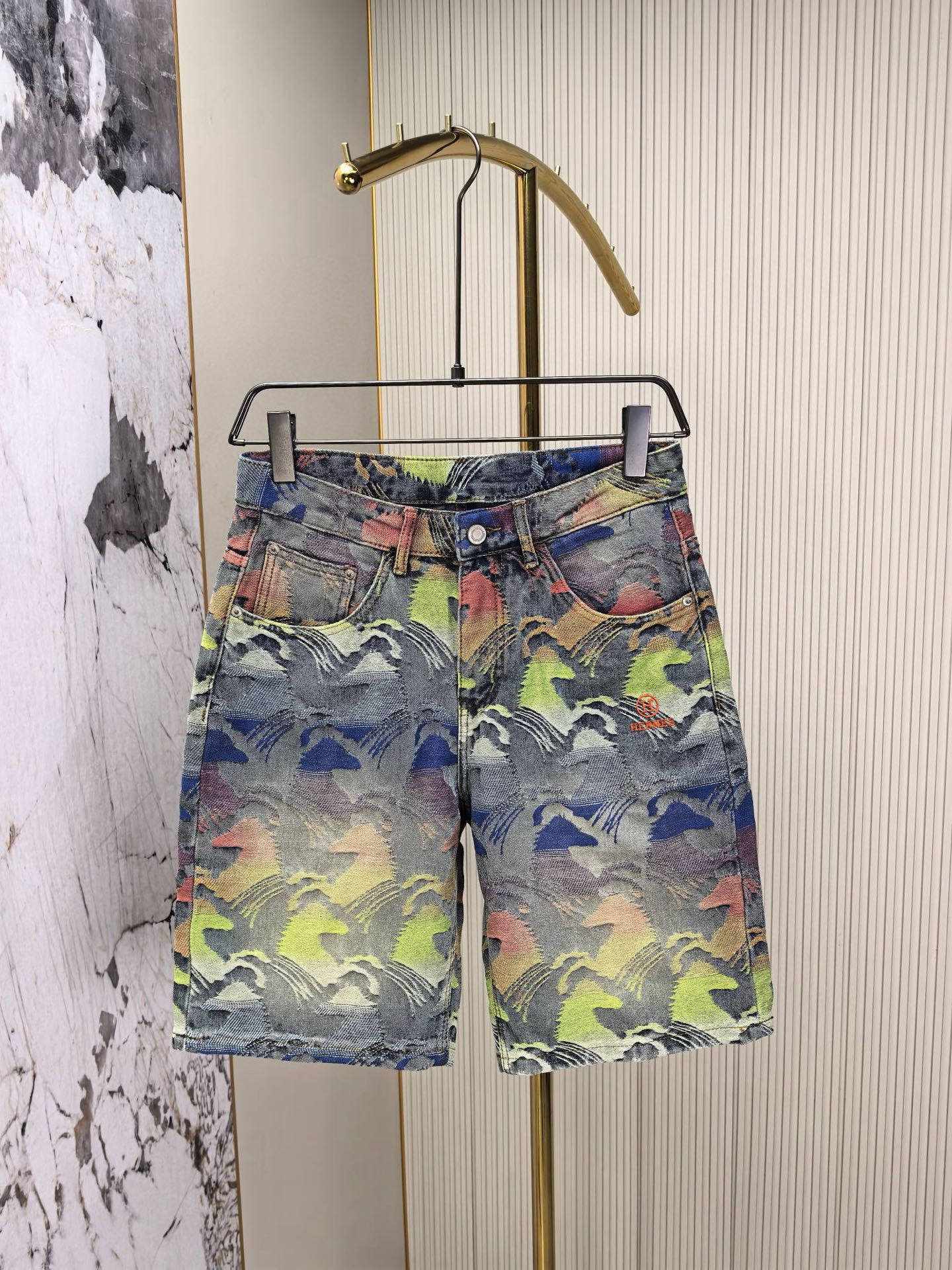 NO:481009,Hermes, 2025 new original denim shorts, original heavy industry creation, brand classic LOGO jacquard design, more perfect embroidery. Original hardware accessories. Custom denim fabric, completely matched, same style for men and women. Number of codes 28-40, hermes, shorts, alexander wang19860909爱马仕,2025新品原版牛仔短裤 ,原版重工打造,品牌经典LOGO提花设计,刺绣更完美.原版五金辅料.定制牛仔面料,完全对版,男女同款.码数28-40,,hermes,shorts,alexander wang,Men's clothing