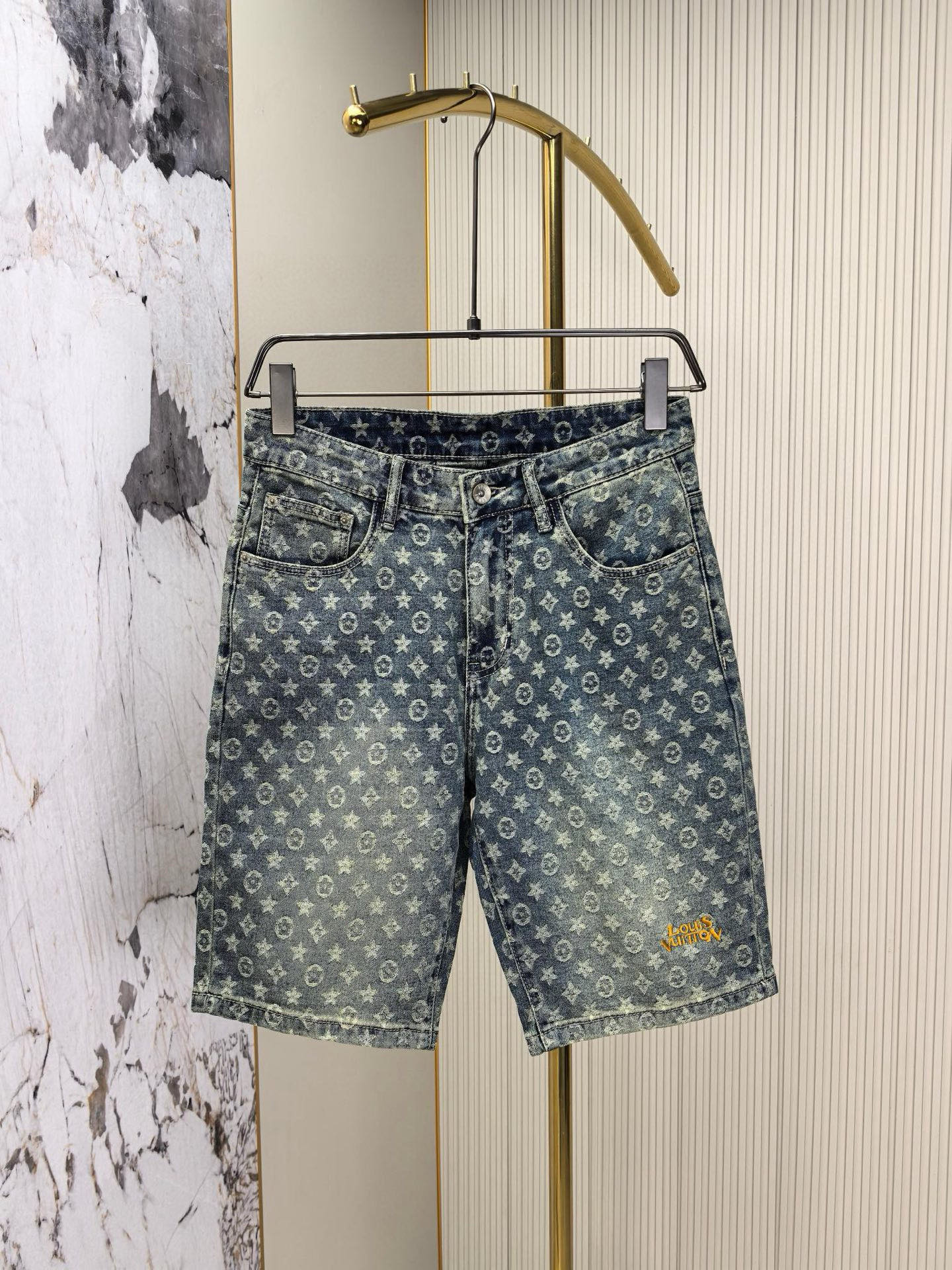 NO:481018,LV donkey brand, 2025 new original denim shorts, original heavy industry creation, brand classic LOGO jacquard design, more perfect embroidery. Original hardware accessories. Custom denim fabric, completely matched, same style for men and women. Number 28-40, louis vuitton, louis vuitton, shorts, alexander wang19860909LV驴牌,2025新品原版牛仔短裤 ,原版重工打造,品牌经典LOGO提花设计,刺绣更完美.原版五金辅料.定制牛仔面料,完全对版,男女同款.码数28-40,,louis vuitton,louis vuitton,shorts,alexander wang,Men's clothing