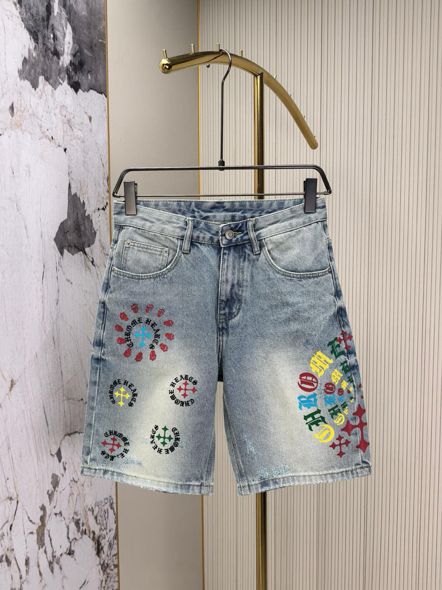 NO:481028,Crowxin, 2025 new original denim shorts, original heavy industry creation, brand classic LOGO jacquard design, more perfect embroidery. Original hardware accessories. Custom denim fabric, completely matched, same style for men and women. Number of codes 28-40, chrome hearts, shorts, alexander wang19860909克罗心,2025新品原版牛仔短裤 ,原版重工打造,品牌经典LOGO提花设计,刺绣更完美.原版五金辅料.定制牛仔面料,完全对版,男女同款.码数28-40,,chrome hearts,shorts,alexander wang,Men's clothing