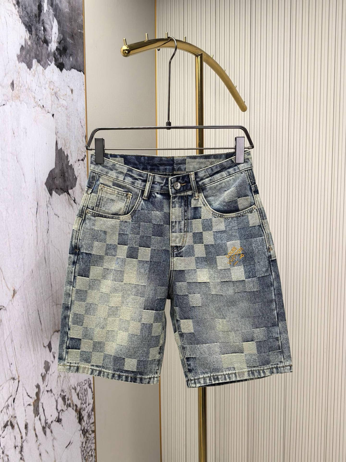 NO:481036,LV donkey brand, 2025 new original denim shorts, original heavy industry creation, brand classic LOGO jacquard design, more perfect embroidery. Original hardware accessories. Custom denim fabric, completely matched, same style for men and women. Number 28-40, louis vuitton, louis vuitton, shorts, alexander wang19860909LV驴牌,2025新品原版牛仔短裤 ,原版重工打造,品牌经典LOGO提花设计,刺绣更完美.原版五金辅料.定制牛仔面料,完全对版,男女同款.码数28-40,,louis vuitton,louis vuitton,shorts,alexander wang,Men's clothing