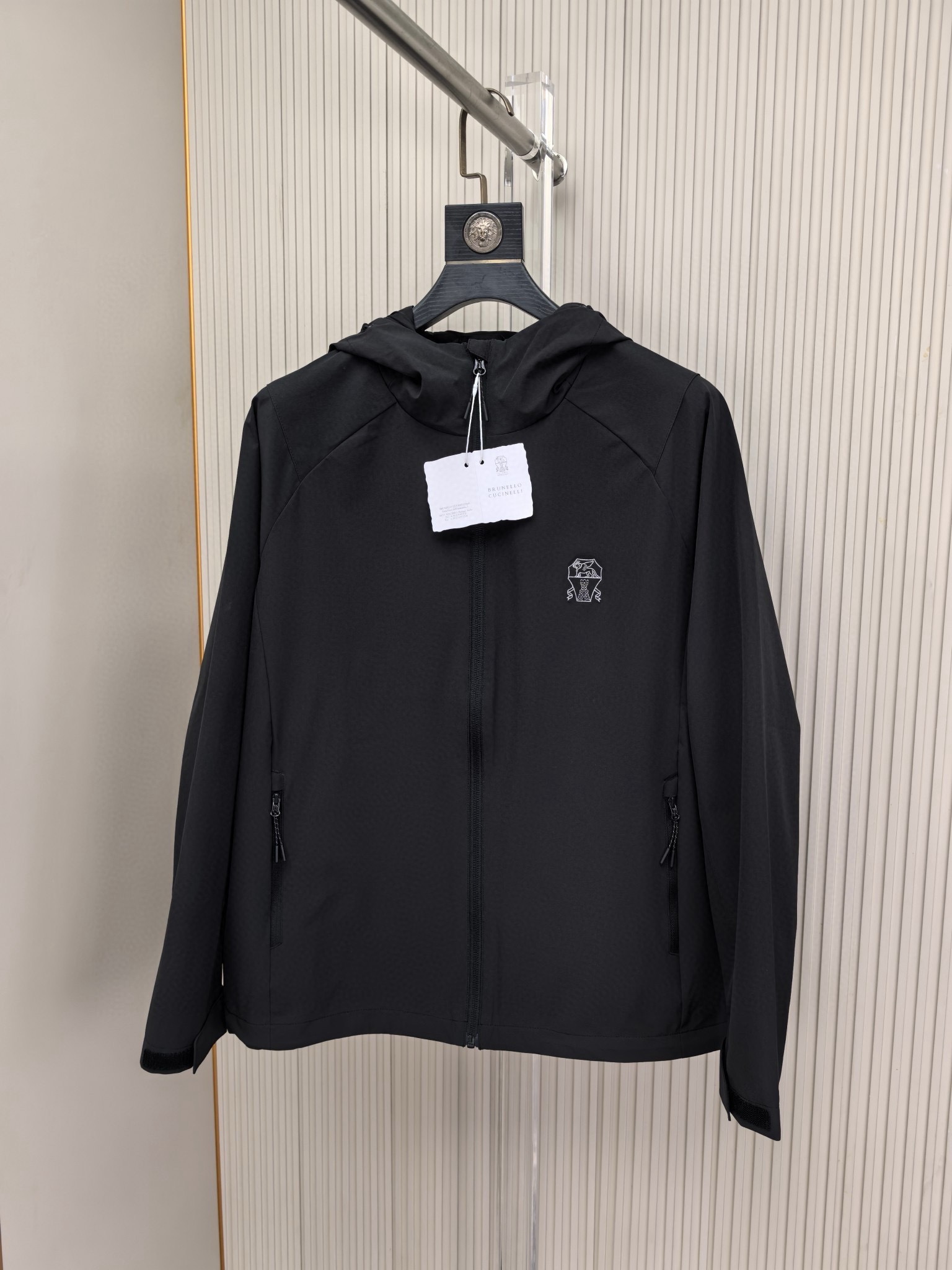BC。2025最新款秋冬男士新品 防风防雨夹克冲锋衣！连帽外套更是秋冬衣橱里必不可少的一件！胸口刺绣LO