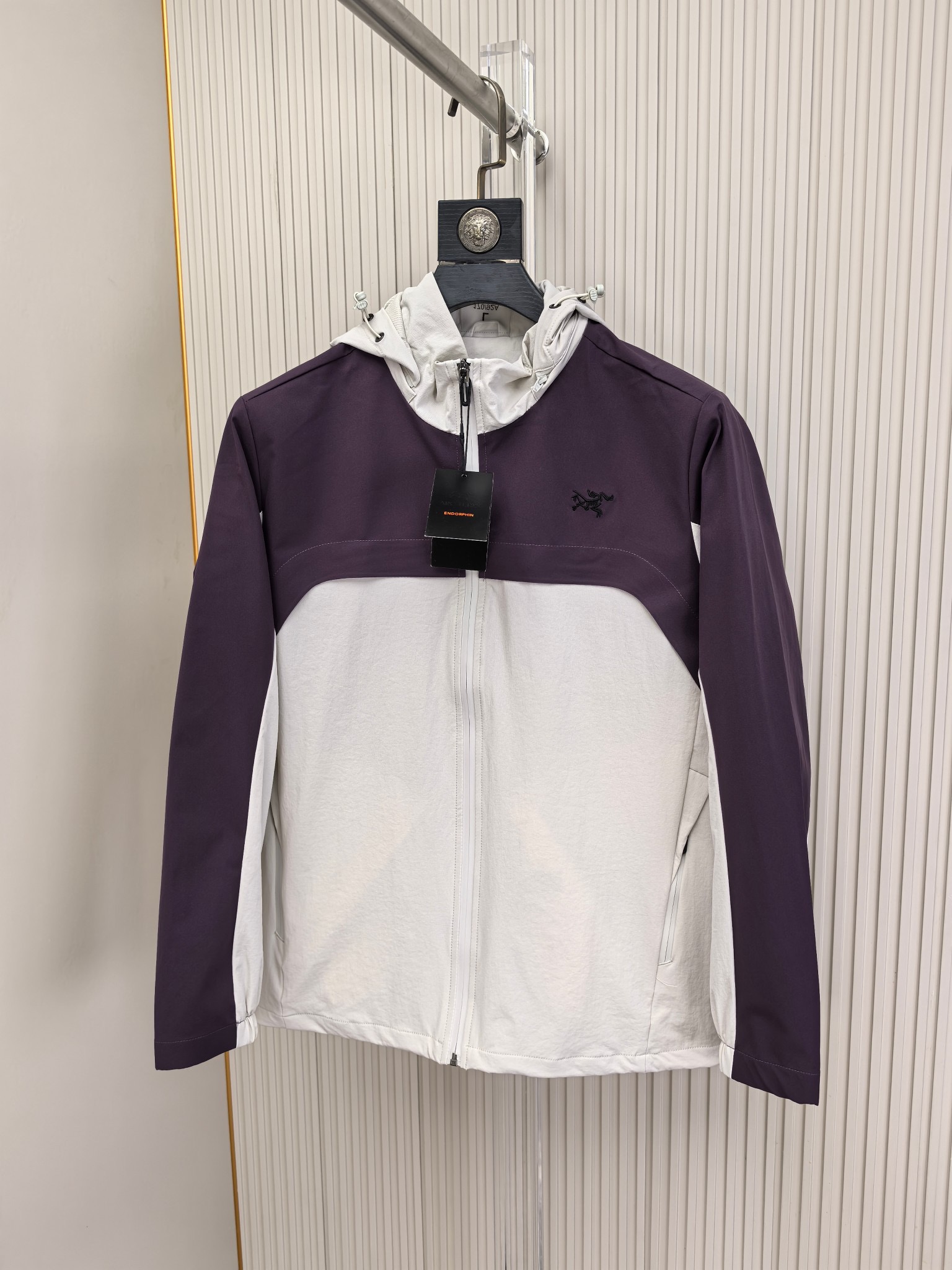 始祖鸟。2025最新款秋冬男士新品 防风防雨夹克冲锋衣！连帽外套更是秋冬衣橱里必不可少的一件！胸口刺绣L