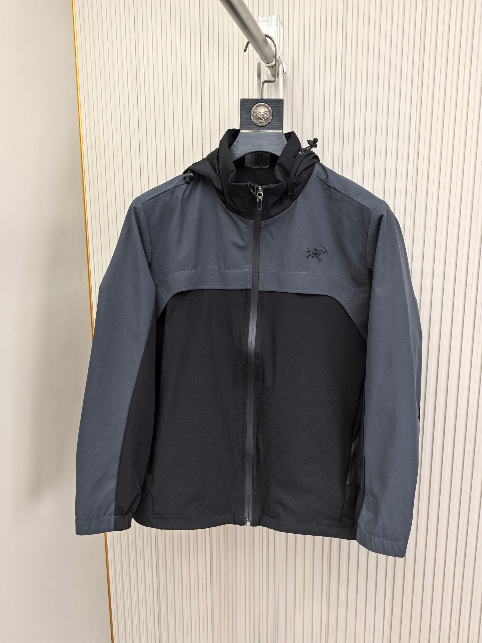 始祖鸟。2025最新款秋冬男士新品 防风防雨夹克冲锋衣！连帽外套更是秋冬衣橱里必不可少的一件！胸口刺绣L