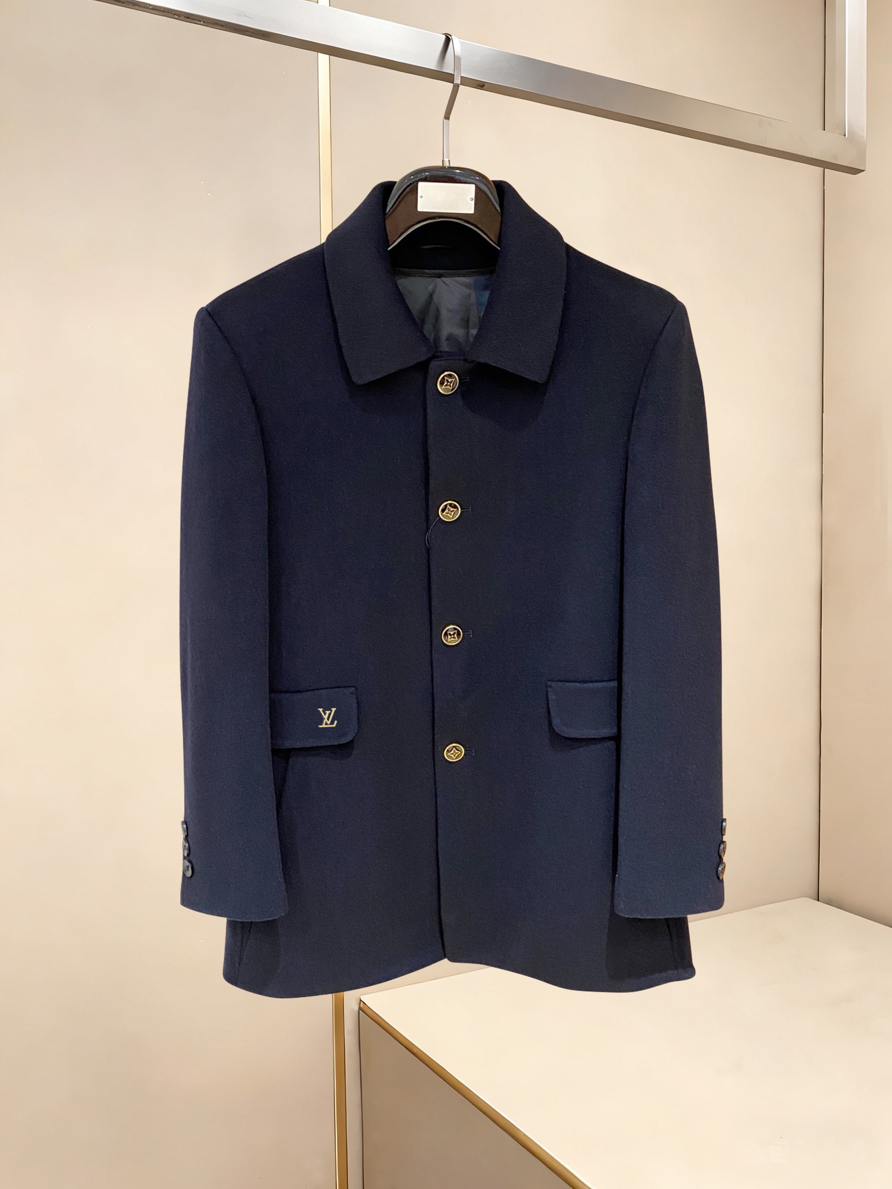 NO:622058,LV. New men's wool Kenshidon coat for autumn and winter, with a detachable down lining. This coat is the perfect combination of fashion and quality. It is carefully made of Australian imported wool, with unparalleled texture. The softness and warmth of wool bring you the ultimate comfort experience in autumn and winter. Size M-4XL. Height 175/130 catties. Wear L. Please report your height and weight when placing an order!  ,,louis vuitton,down jacket,alexander wang19860909LV.秋冬新款男士羊毛肯希顿大衣,内胆搭配羽绒拆卸.这款大衣堪称时尚与品质的完美结合.它采用澳洲进口羊毛精心打造,质感无与伦比.羊毛的柔软与温暖,为您在秋冬季节带来极致的舒适体验.码数M-4XL. 身高175/130斤.穿L.下单报身高体重！,,louis vuitton,down jacket,alexander wang,Men's clothing