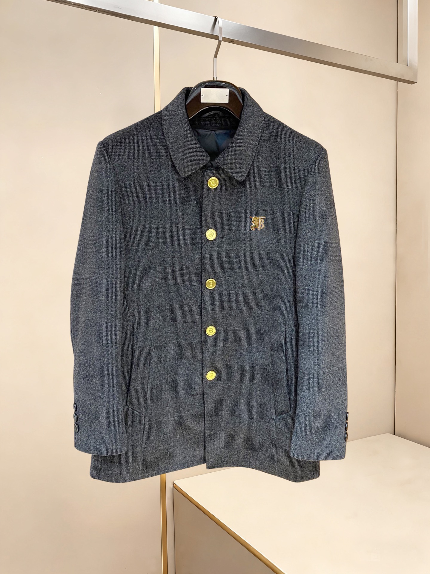 NO:622062,Burberry. Autumn and winter new men's wool Kenshidon coat, with down detachable lining. This coat is the perfect combination of fashion and quality. It is carefully made of Australian imported wool, with unparalleled texture. The softness and warmth of wool bring you the ultimate comfort experience in autumn and winter. Size M-4XL. Height 175/130 catties. Wear L. Please report your height and weight when placing an order!  ,,burberry,down jacket,alexander wang19860909巴宝莉.秋冬新款男士羊毛肯希顿大衣,内胆搭配羽绒拆卸.这款大衣堪称时尚与品质的完美结合.它采用澳洲进口羊毛精心打造,质感无与伦比.羊毛的柔软与温暖,为您在秋冬季节带来极致的舒适体验.码数M-4XL. 身高175/130斤.穿L.下单报身高体重！,,burberry,down jacket,alexander wang,Men's clothing