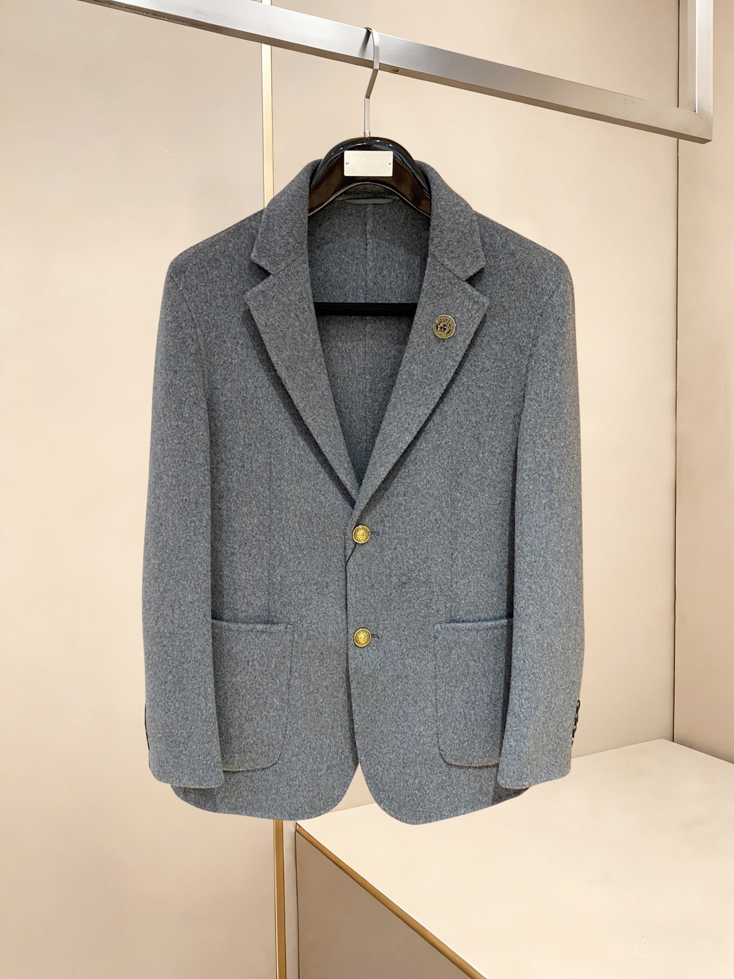 NO:622066,Versace. The new autumn and winter men's woolen Kenshidon coat, made of sheep wool, this coat is the perfect combination of fashion and quality. It is carefully made of Australian imported wool, with unparalleled texture. The softness and warmth of wool bring you the ultimate comfort experience in autumn and winter. Size M-4XL. Height 175/130 catties. Wear L. Please report your height and weight when placing an order!  ,,versace,alexander wang19860909范思哲.秋冬新款男士羊毛肯希顿大衣,成份绵羊毛,这款大衣堪称时尚与品质的完美结合.它采用澳洲进口羊毛精心打造,质感无与伦比.羊毛的柔软与温暖,为您在秋冬季节带来极致的舒适体验.码数M-4XL. 身高175/130斤.穿L.下单报身高体重！,,versace,alexander wang,Men's clothing