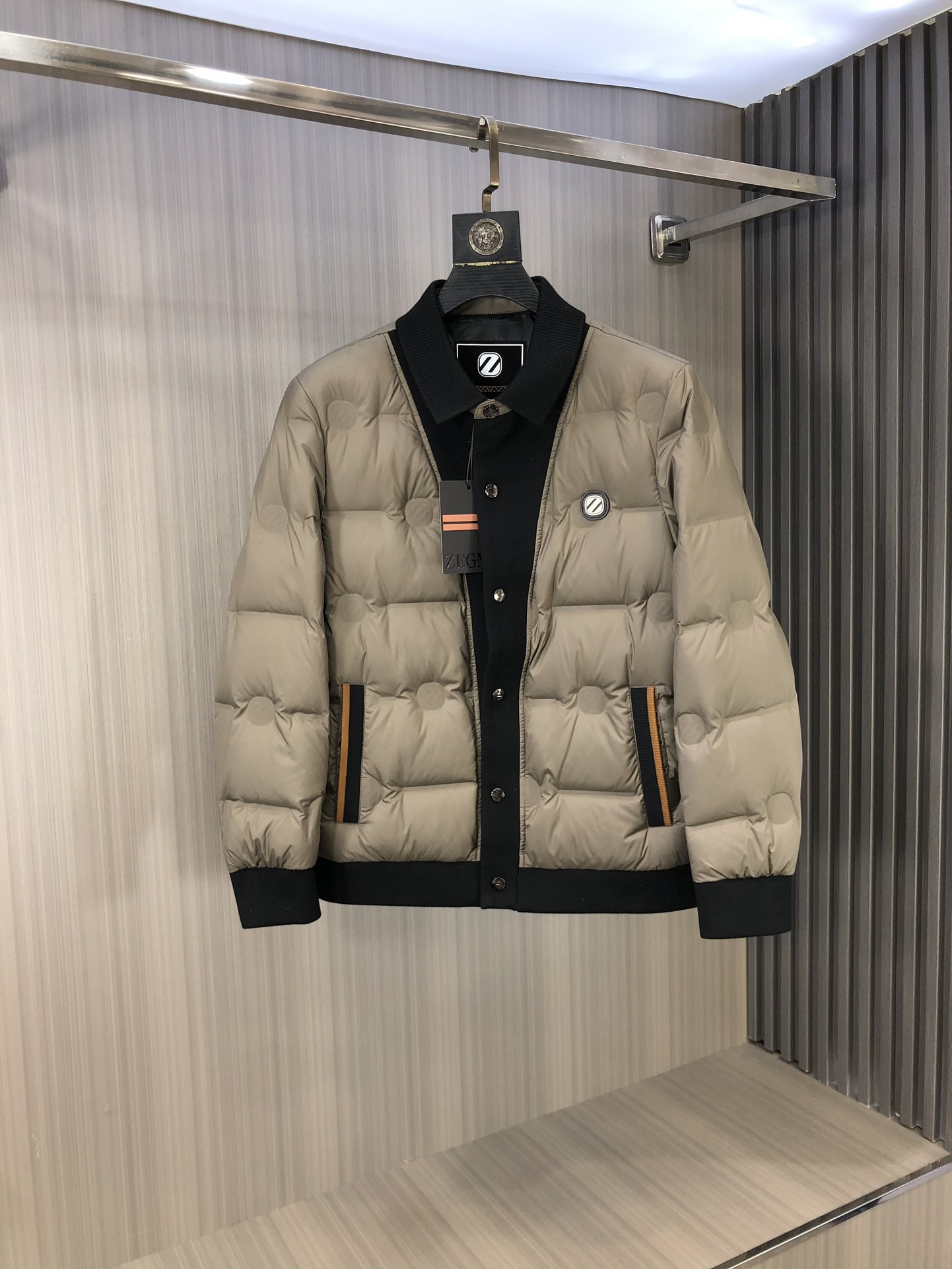 NO:622054,Ermenegildo Zegna.ss's most high-end new down jackets for autumn and winter are in stock!  The official website has a hot trend coming at the same time. It is definitely a classic and versatile model, practical and fashionable, and designed!  D upper body effect is very good!  It is the beloved of countless Hollywood and European stars!  Customer-supplied fabric, 90 velvet and full of velvet, L's warm weapon for autumn and winter. Sizes M-4XL Please state your height and weight when placing an order!  ,,zegna,down jacket,alexander wang19860909杰尼亚.ss秋冬最高端新款羽绒服现货！ 官网同步爆款来袭,绝对是经典百搭款,实用与时尚,设计！D上身效果非常好！是无数好莱坞及欧洲明星的挚爱！客供面料,90绒充绒饱满,L秋冬的保暖利器.尺码M-4XL 下单报身高体重！,,zegna,down jacket,alexander wang,Men's clothing