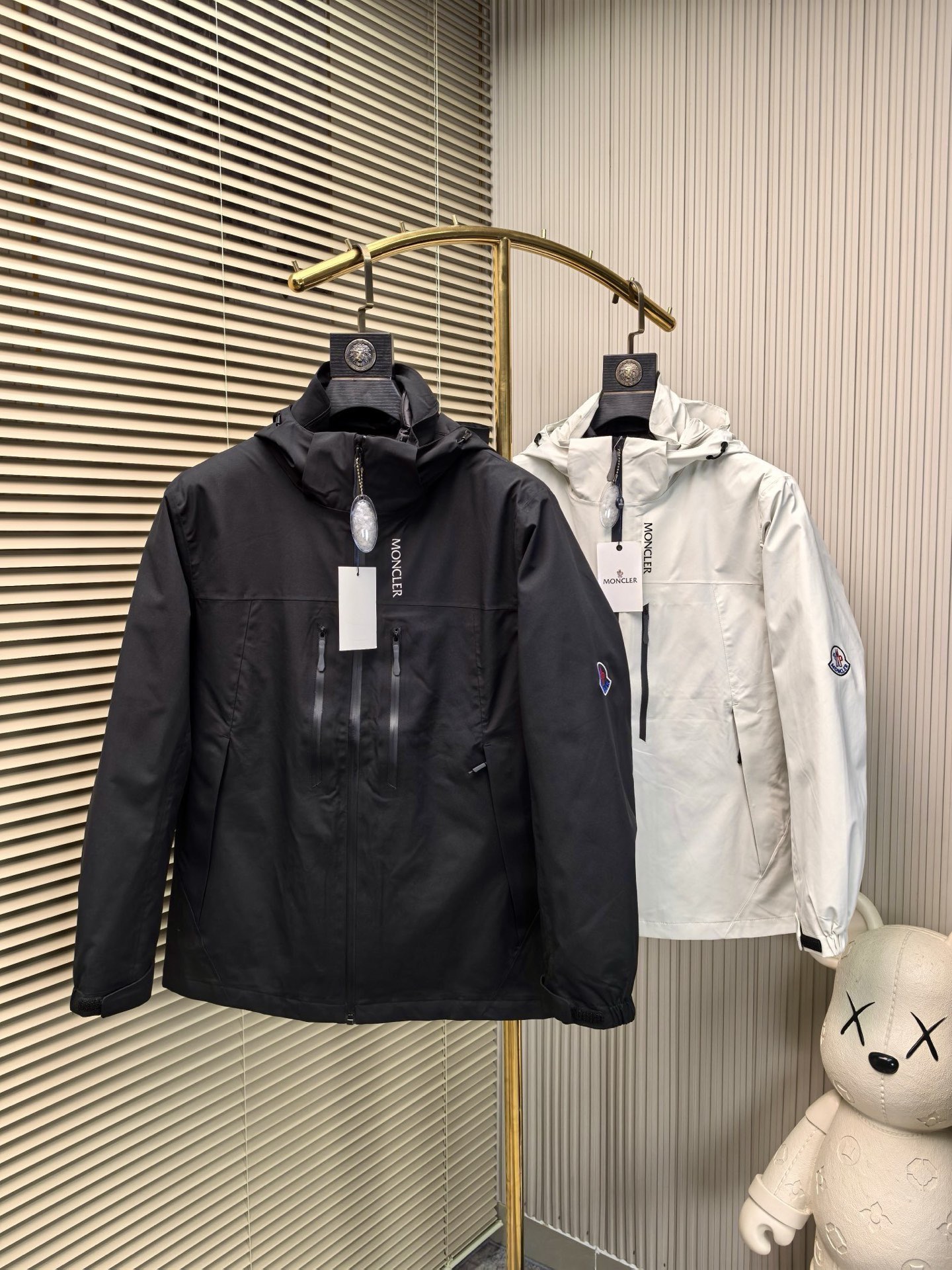 NO:691328,Mengkou’s three-in-one down jacket is here this year!  One outfit and three outfits!  Lightweight, outdoor-grade down jacket with an inner liner!  The outer layer is ceiling-level, lightweight and wear-resistant, windproof, waterproof and breathable, suitable for a variety of activities. Traditional accordion cross reverse entry alpine pockets set high, central front zipper, adjustable cuff Velcro tabs, multi-purpose garment suitable for a variety of activities and environments. Lightweight High-performance simple design, lightweight and wear-resistant. Waterproof, windproof, breathable fabric can provide multi-faceted protection. Same size for men and women Size S-4XL Please indicate your height and weight when ordering!  ,,Moncler,down jacket,19860909蒙口今年三合一冲锋衣羽绒服了来了！一衣三穿！内胆轻薄户外级羽绒服！外层是天花板级轻薄而耐磨,防风、防水且透气,适合多种活动穿着. 传统风琴交叉反向进入高山口袋设置在高位,中央正面拉链,可调节袖口魔术贴标签,多用途服装适用于多种活动和环境.轻量 高性能的简约设计,轻量而耐磨. 防水、防风、透气面料可提供多面防护. 男女同款 码数S-4XL 下单报身高体重！,,Moncler,down jacket,,Men's clothing