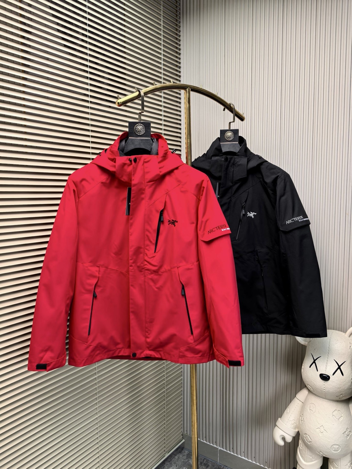 NO:691331,Arc’teryx’s three-in-one down jacket is here this year!  One outfit and three outfits!  Lightweight, outdoor-grade down jacket with an inner liner!  The outer layer is ceiling-level, lightweight and wear-resistant, windproof, waterproof and breathable, suitable for a variety of activities. Traditional accordion cross reverse entry alpine pockets set high, central front zipper, adjustable cuff Velcro tabs, multi-purpose garment suitable for a variety of activities and environments. Lightweight High-performance simple design, lightweight and wear-resistant. Waterproof, windproof, breathable fabric can provide multi-faceted protection. Same size for men and women Size S-4XL Please indicate your height and weight when ordering!  ,arc'teryx,down jacket,19860909始祖鸟今年三合一冲锋衣羽绒服了来了！一衣三穿！内胆轻薄户外级羽绒服！外层是天花板级轻薄而耐磨,防风、防水且透气,适合多种活动穿着. 传统风琴交叉反向进入高山口袋设置在高位,中央正面拉链,可调节袖口魔术贴标签,多用途服装适用于多种活动和环境.轻量 高性能的简约设计,轻量而耐磨. 防水、防风、透气面料可提供多面防护. 男女同款 码数S-4XL 下单报身高体重！,arc'teryx,down jacket,,Men's clothing