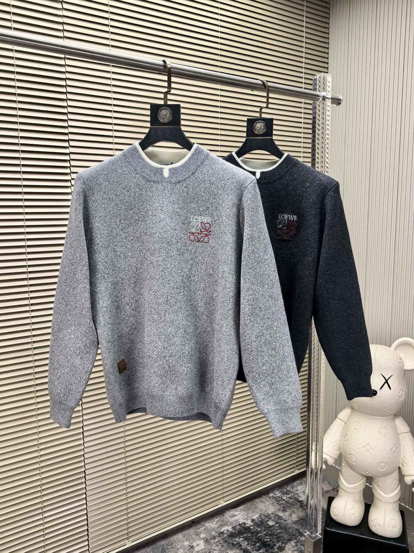 NO:691330,Luo Yiwei. 2025 new sweater, made of wool, top craftsmanship. Trading company channels are rare, leading official website sales!  With unique design, simple and clean, classic and fashionable version design, it is a versatile style that can be switched at will. The fabric feels soft and delicate, highly moisture-absorbent and breathable. It is close to the skin and comfortable to wear. It can be worn alone as an inner layer. Its versatile performance is beyond your imagination!  The upper body of the ready-to-wear is simple and fashionable yet elegant!  Size M-4XL can be accepted for wholesale, loewe, sweaters,19860909罗意威.2025新款毛衣,成份羊毛,顶级工艺.贸易公司渠道稀出,领先官网发售！搭配独特的设计,简洁干净、经典时髦的版型设计,属于可随意切换风格的百搭款式,面料手感软糯细腻,极具吸湿透气性,贴身着穿亲肤舒适,即可单穿内搭、其百搭性能超乎你的想象！成衣上身简约时髦又不失优雅感！码数M-4XL 可接批发,,loewe,sweaters,,Men's clothing