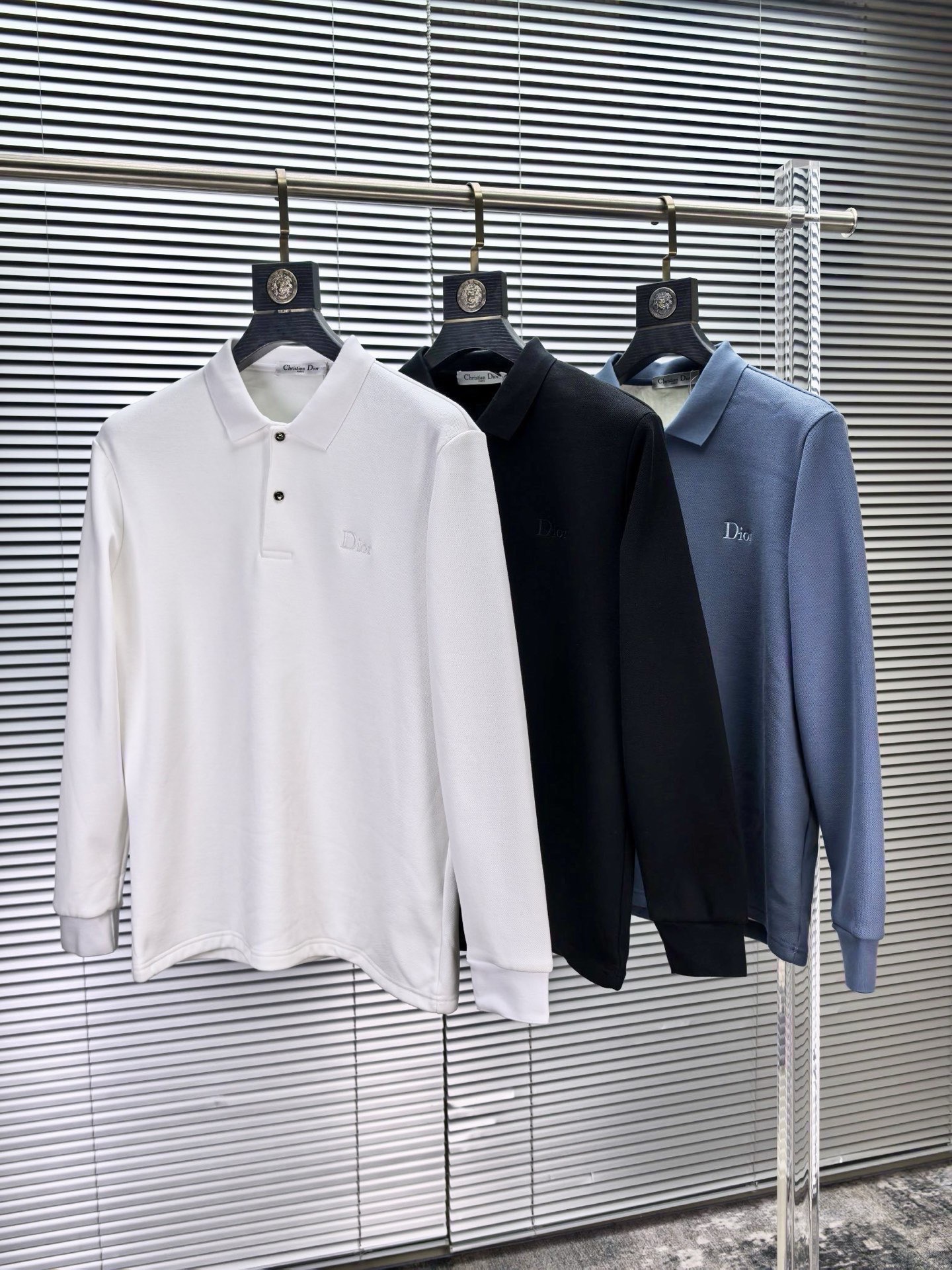 NO:691333,Dior lining with velvet, 2025 counter's most popular polo long-sleeved T-shirt with embroidery technology, casual and fashionable outer wear. It is a must-have for inner wear. It is made of custom-made imported jade cotton fabric. The fabric has a delicate feel, is close-fitting and comfortable without digging into the flesh, and has a good upper body shape. It is warm to wear. The counter logo design is very unique. The original quality and craftsmanship are definitely the highest version on the market. The top-quality original version is great to wear. It is soft and crisp, not easy to deform. The seams and seams are very rigorous and elegant.  Absolutely the first-line OEM requirement! Male idols, don’t miss it. Size: M-4XL, maximum possible weight. Please state your height and weight when placing an order!  ,,dior,tees,t-shirt,19860909迪奥 内里加绒 2025专柜大爆款polo长袖T恤绣花工艺休闲时尚外穿 内搭必备款,定制进口朱地棉面料,面料手感细腻,贴身舒适不扎肉,上身版型好 穿着保暖,专柜标志设计非常独特,原版品质与工艺绝对市场最高版本.顶级原版穿着超赞 柔顺挺括,不易变形.锁边缝盘都非常严谨考究 绝对一线代工要求!男神们别错过.尺码:M-4XL最大可穿斤 下单报身高体重！,,dior,tees，t-shirt,,Men's clothing