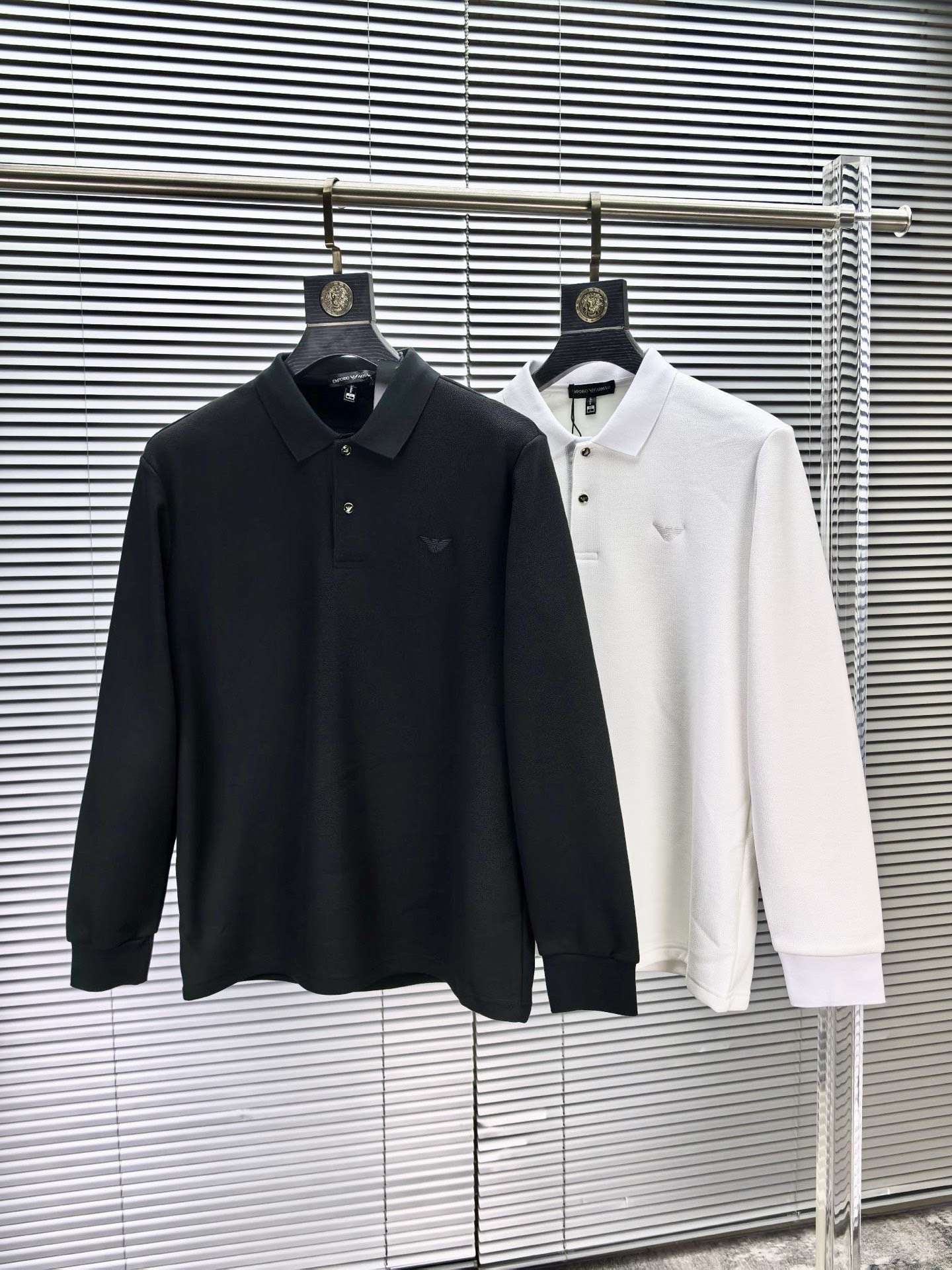 NO:691334,Armani's 2025 counter's most popular polo long-sleeved T-shirt with embroidery technology is casual and fashionable for outer wear. It is a must-have for inner wear. It is made of custom-made imported jade cotton fabric. The fabric has a delicate feel, is close to the body and comfortable without digging into the flesh, and has a good upper body shape. It is warm to wear. The counter logo design is very unique. The original quality and craftsmanship are definitely the highest version on the market. The top original version is great to wear. It is soft and crisp, not easy to deform. The seams and seams are very rigorous and elegant.  Absolutely the first-line OEM requirement! Male idols, don’t miss it. Size: M-4XL, maximum possible weight. Please state your height and weight when placing an order!  ,,armani,tees,t-shirt,19860909阿玛尼 内里加绒 2025专柜大爆款polo长袖T恤绣花工艺休闲时尚外穿 内搭必备款,定制进口朱地棉面料,面料手感细腻,贴身舒适不扎肉,上身版型好 穿着保暖,专柜标志设计非常独特,原版品质与工艺绝对市场最高版本.顶级原版穿着超赞 柔顺挺括,不易变形.锁边缝盘都非常严谨考究 绝对一线代工要求!男神们别错过.尺码:M-4XL最大可穿斤 下单报身高体重！,,armani,tees，t-shirt,,Men's clothing