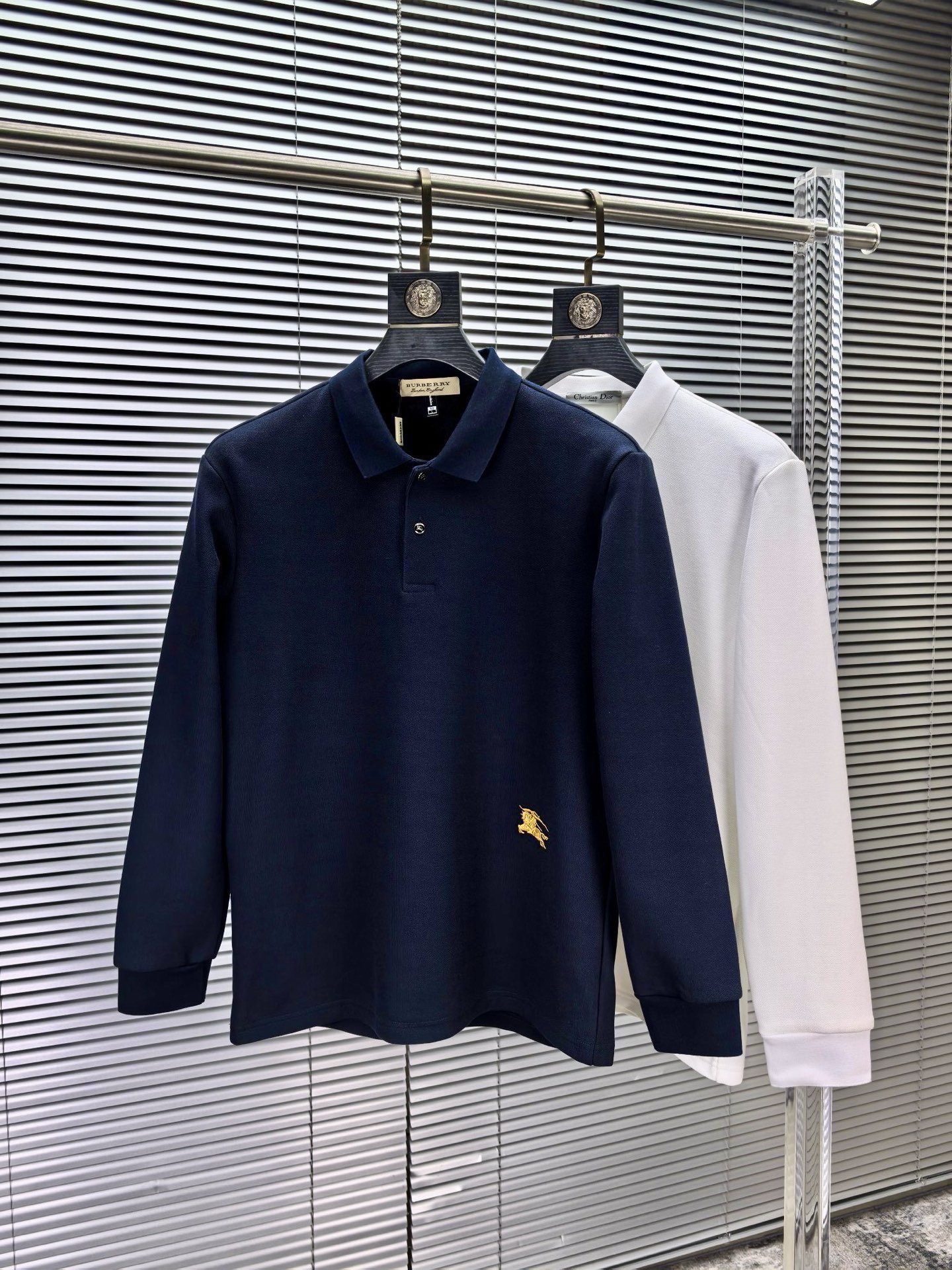 NO:691337,Burberry's 2025 counter's popular polo long-sleeved T-shirt with embroidery technology for casual and fashionable outer wear. It is a must-have for inner wear. It is made of custom-made imported jute cotton fabric. The fabric has a delicate feel, is close to the body and comfortable without digging into the flesh, and has a good upper body shape. It is warm to wear. The counter logo design is very unique. The original quality and craftsmanship are definitely the highest version on the market. The top-notch original version is great to wear. It is soft and crisp and not easy to deform. The seams and seams are very rigorous and elegant.  Absolutely the first-line OEM requirement! Male idols, don’t miss it. Size: M-4XL, maximum possible weight. Please state your height and weight when placing an order!  ,,burberry,tees,t-shirt,19860909巴宝莉 内里加绒 2025专柜大爆款polo长袖T恤绣花工艺休闲时尚外穿 内搭必备款,定制进口朱地棉面料,面料手感细腻,贴身舒适不扎肉,上身版型好 穿着保暖,专柜标志设计非常独特,原版品质与工艺绝对市场最高版本.顶级原版穿着超赞 柔顺挺括,不易变形.锁边缝盘都非常严谨考究 绝对一线代工要求!男神们别错过.尺码:M-4XL最大可穿斤 下单报身高体重！,,burberry,tees，t-shirt,,Men's clothing