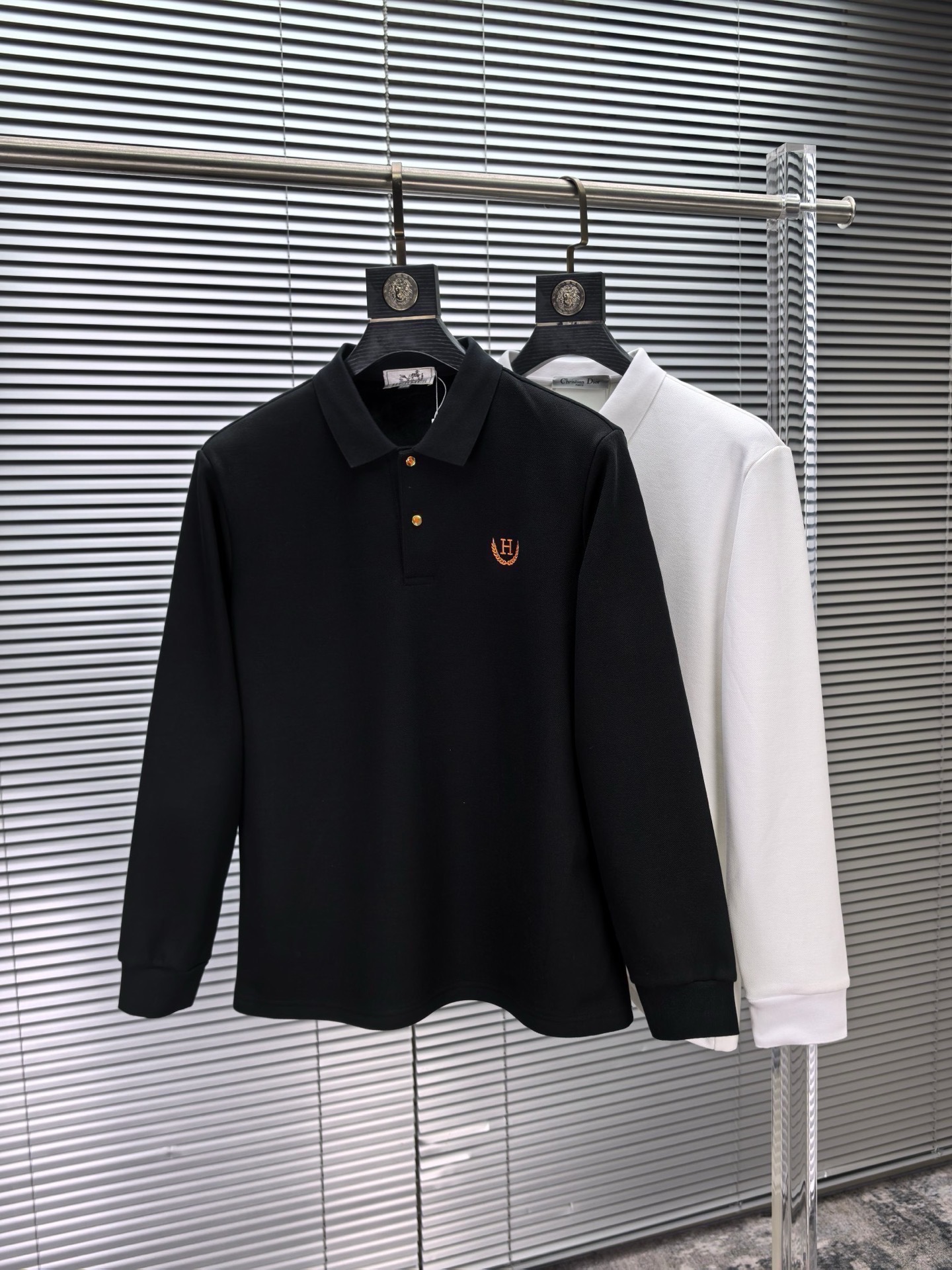 NO:691339,Hermès lining with velvet, 2025 counter's most popular polo long-sleeved T-shirt with embroidery technology, casual and fashionable outer wear, a must-have for inner wear, custom-made imported jade cotton fabric, the fabric has a delicate feel, close to the body and is comfortable without digging into the flesh, and the upper body has a good shape. It is warm to wear, and the counter logo design is very unique. The original quality and craftsmanship are definitely the highest version on the market. The top original version is great to wear. It is soft and crisp, not easy to deform. The seams and seams are very rigorous and elegant.  Absolutely the first-line OEM requirement! Male idols, don’t miss it. Size: M-4XL, maximum possible weight. Please state your height and weight when placing an order!  ,,hermes,tees,t-shirt,19860909爱马仕 内里加绒 2025专柜大爆款polo长袖T恤绣花工艺休闲时尚外穿 内搭必备款,定制进口朱地棉面料,面料手感细腻,贴身舒适不扎肉,上身版型好 穿着保暖,专柜标志设计非常独特,原版品质与工艺绝对市场最高版本.顶级原版穿着超赞 柔顺挺括,不易变形.锁边缝盘都非常严谨考究 绝对一线代工要求!男神们别错过.尺码:M-4XL最大可穿斤 下单报身高体重！,,hermes,tees，t-shirt,,Men's clothing