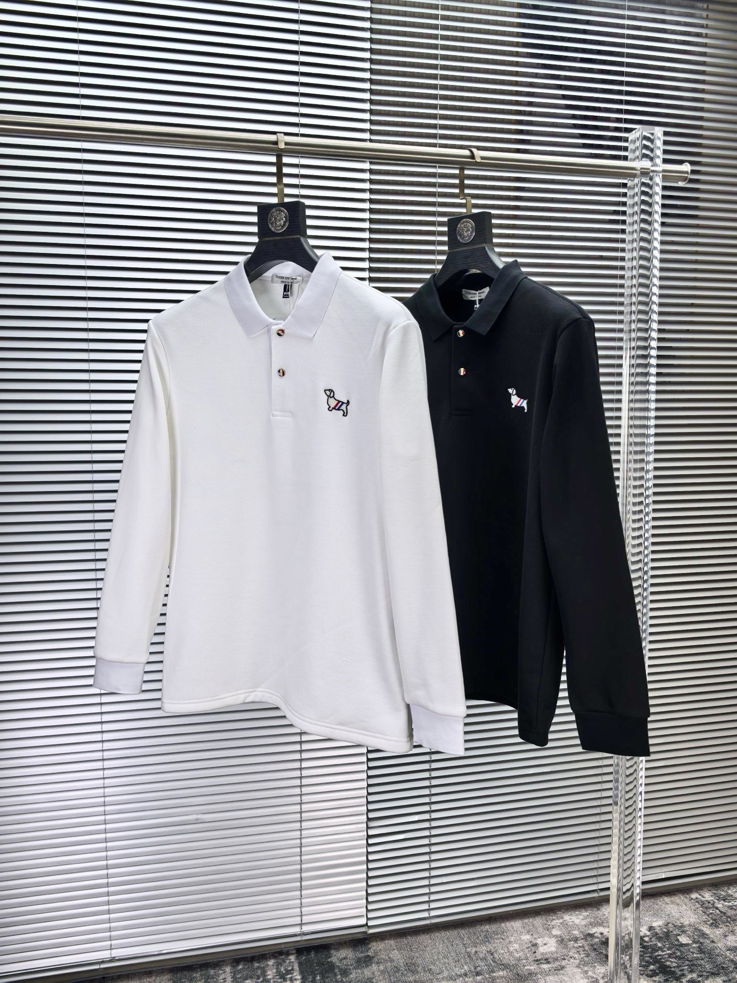 NO:691347,TB Tom, velvet lining, the 2025 counter's most popular polo long-sleeved T-shirt with embroidery technology, is casual and fashionable for outer wear. It is a must-have for inner wear. It is made of custom-made imported jute cotton fabric. The fabric has a delicate feel, is close to the body and comfortable without digging into the flesh, and has a good upper body shape. It is warm to wear. The counter logo design is very unique. The original quality and craftsmanship are definitely the highest version on the market. The top original version is great to wear. It is soft and crisp, not easy to deform. The seams and seams are very rigorous and elegant.  Absolutely the first-line OEM requirement! Male idols, don’t miss it. Size: M-4XL, maximum possible weight. Please state your height and weight when placing an order!  ,,tees,t-shirt,19860909TB汤姆 内里加绒 2025专柜大爆款polo长袖T恤绣花工艺休闲时尚外穿 内搭必备款,定制进口朱地棉面料,面料手感细腻,贴身舒适不扎肉,上身版型好 穿着保暖,专柜标志设计非常独特,原版品质与工艺绝对市场最高版本.顶级原版穿着超赞 柔顺挺括,不易变形.锁边缝盘都非常严谨考究 绝对一线代工要求!男神们别错过.尺码:M-4XL最大可穿斤 下单报身高体重！,,tees，t-shirt,,Men's clothing