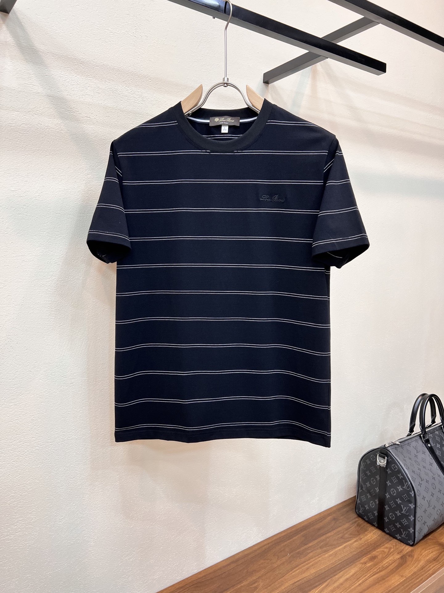 NO:830926,Lp, .2026 spring and summer men's round neck short-sleeved T-shirts are on sale simultaneously at the counter. Hot style, high-end embroidery. Simple, fashionable and versatile. High-end quality. Classic design. High-quality Xinjiang cotton fabric. Comfortable to wear. Breathable. High-grade and very textured. Simple and decent. Fashionable without losing personality. The upper body is casual and casual. Handsome and stylish. Shows the temperament of a big brand. Sizes M-4XL (can wear up to about 200 pounds. Please state your height and weight when placing an order). Can be accepted for wholesale, loro  piana,T-shirt,tees,t-shirt,19860909Lp, .2026春夏男士圆领短袖T恤 柜台同步发售 爆款,高档刺绣 简洁时尚百搭 高端品质 经典设计 优质新疆棉面料 穿着舒适 透气 档次高很有质感 简单大方得体 时尚不失个性 上身休闲随性 帅气有型 彰显大牌气质.尺码M-4XL（最大可穿200斤左右 下单请报身高体重) 可接批发,,loro piana,T-shirt,tees，t-shirt,,Men's clothing