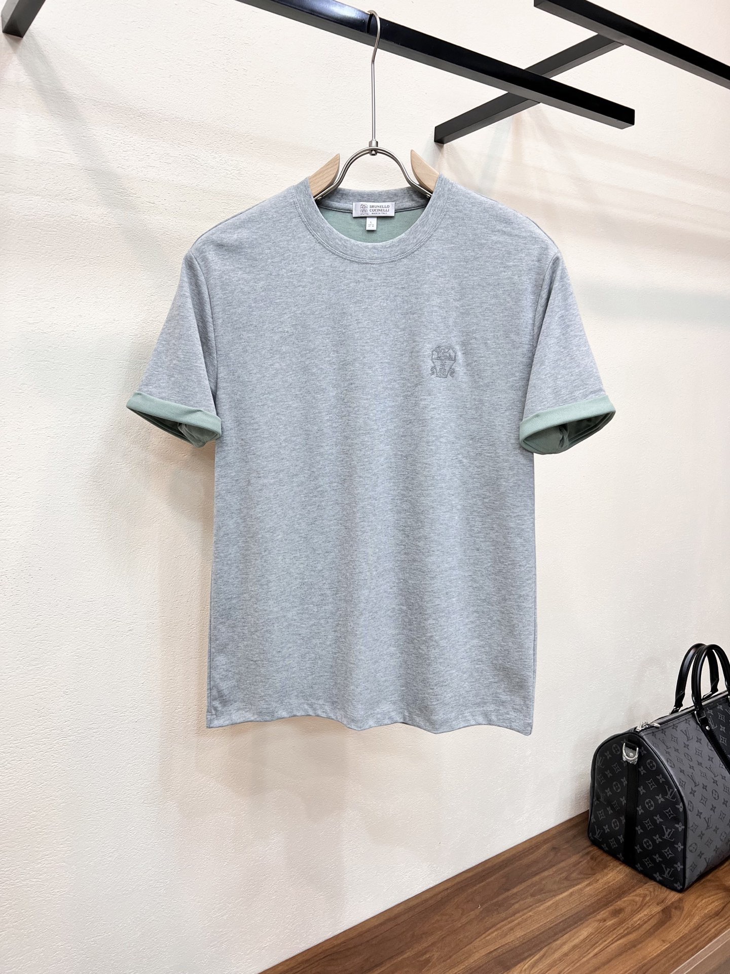NO:830932,BC.2026 spring and summer men's round neck short-sleeved T-shirts are on sale simultaneously at the counter. Popular style. Simple, fashionable and versatile. High-end quality. Classic design. High-quality Xinjiang cotton fabric. Comfortable to wear. Breathable. High-grade and textured. Simple and decent. Fashionable without losing personality. The upper body is casual and casual. Handsome and stylish. Shows the temperament of a big brand. Sizes M-4XL (can wear up to about 200 pounds. Please state your height and weight when placing an order)  Can be wholesaled, T-shirt, tees, t-shirt,19860909BC.2026春夏男士圆领短袖T恤 柜台同步发售 爆款 简洁时尚百搭 高端品质 经典设计 优质新疆棉面料 穿着舒适 透气 档次高很有质感 简单大方得体 时尚不失个性 上身休闲随性 帅气有型 彰显大牌气质.尺码M-4XL（最大可穿200斤左右 下单请报身高体重) 可接批发,,T-shirt,tees，t-shirt,,Men's clothing