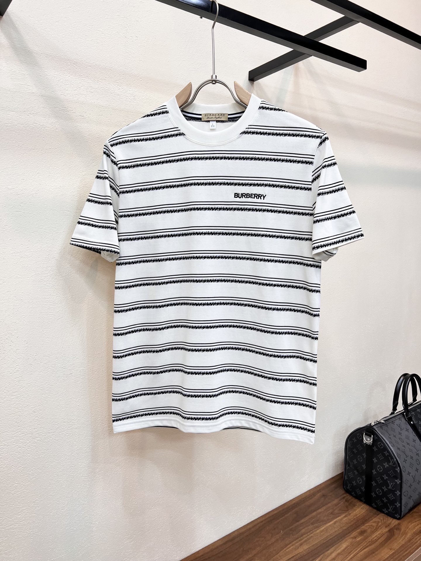 NO:830938,Burberry. 2026 spring and summer men's round neck short-sleeved T-shirts are on sale simultaneously at the counter. Popular style. Simple, fashionable and versatile. High-end quality. Classic design. High-quality Xinjiang cotton fabric. Comfortable to wear. Breathable. High-grade and textured. Simple and decent. Fashionable without losing personality. The upper body is casual and casual. Handsome and stylish. Shows the temperament of a big brand. Sizes M-4XL (can wear up to about 200 pounds. Please state your height and weight when placing an order)  Can be wholesaled, burberry, T-shirt, tees, t-shirt,19860909巴宝莉.2026春夏男士圆领短袖T恤 柜台同步发售 爆款 简洁时尚百搭 高端品质 经典设计 优质新疆棉面料 穿着舒适 透气 档次高很有质感 简单大方得体 时尚不失个性 上身休闲随性 帅气有型 彰显大牌气质.尺码M-4XL（最大可穿200斤左右 下单请报身高体重) 可接批发,,burberry,T-shirt,tees，t-shirt,,Men's clothing