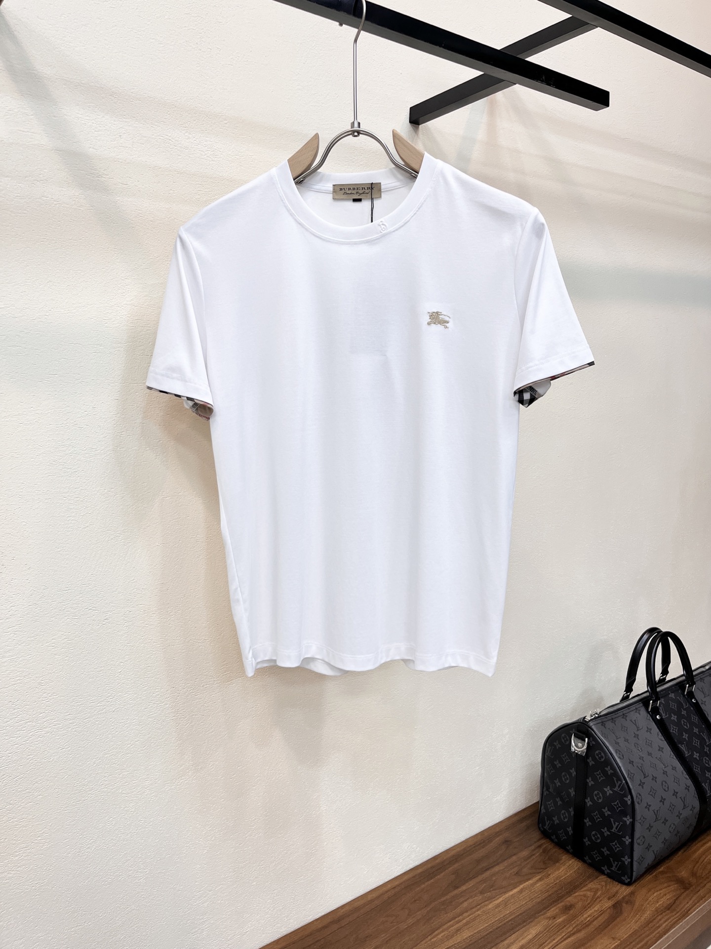 NO:830944,Burberry. 2026 spring and summer men's round neck short-sleeved T-shirts are on sale simultaneously at the counter. Popular style. Simple, fashionable and versatile. High-end quality. Classic design. Imported mulberry vinegar silk fabric. Smooth and cool. Comfortable to wear. Breathable. High-grade and very textured. Simple and decent. Fashionable without losing personality. The upper body is casual and casual. Handsome and stylish. Shows the temperament of a big brand. Sizes M-4XL (can wear up to about 200 pounds. Please indicate your height and weight when placing an order)  Can be wholesaled, burberry, T-shirt, tees, t-shirt,19860909巴宝莉.2026春夏男士圆领短袖T恤 柜台同步发售 爆款 简洁时尚百搭 高端品质 经典设计 进口桑醋丝面料 光滑冰爽 穿着舒适 透气 档次高很有质感 简单大方得体 时尚不失个性 上身休闲随性 帅气有型 彰显大牌气质.尺码M-4XL（最大可穿200斤左右 下单请报身高体重) 可接批发,,burberry,T-shirt,tees，t-shirt,,Men's clothing