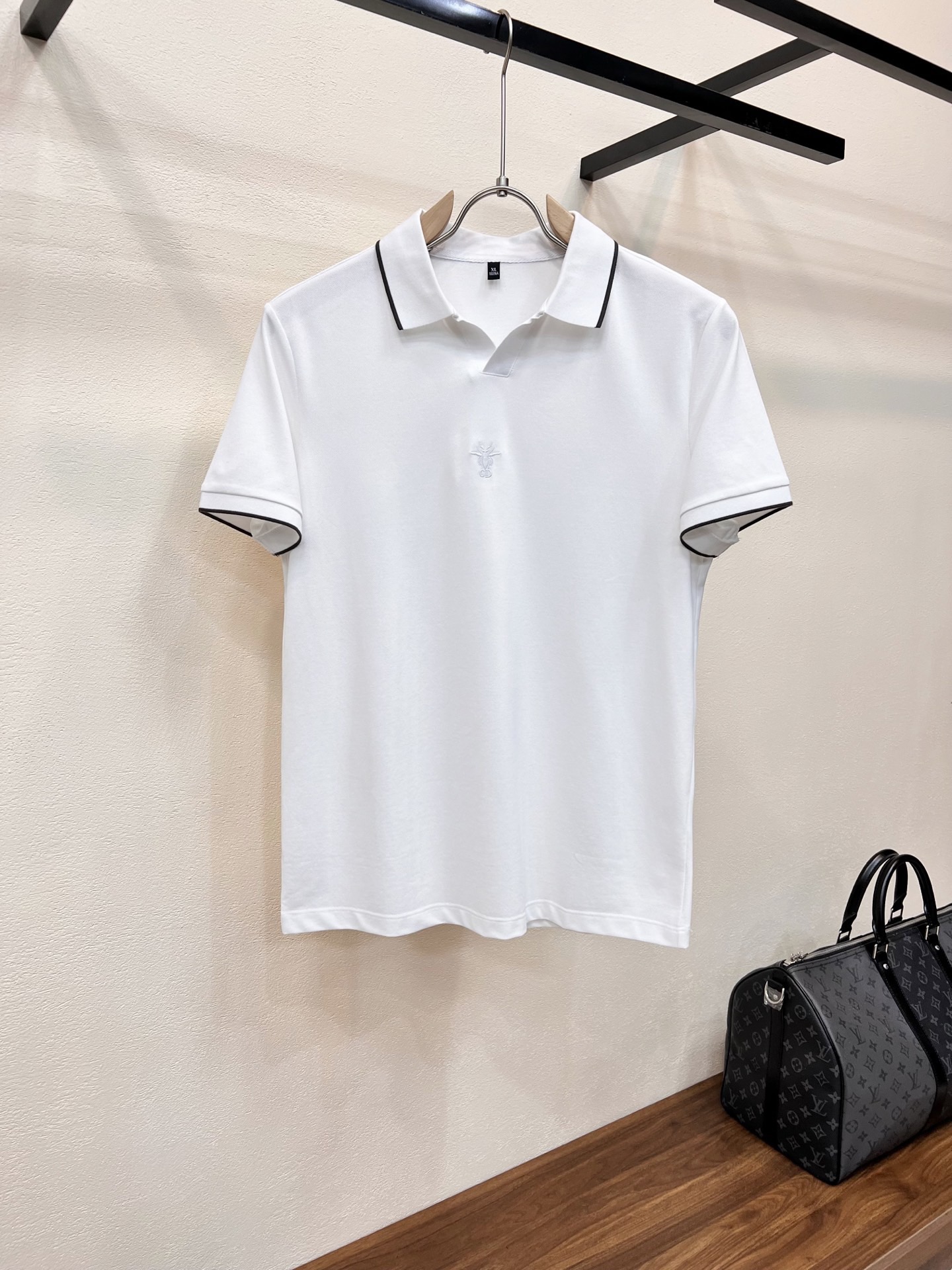 NO:830949,Dior. 2026 spring and summer new original men's lapel polo shirt short-sleeved T-shirt. On sale at the same time. Popular style. Simple, fashionable and versatile. High-end quality. Embroidered logo pattern on the chest. Customized pique cotton fabric. Comfortable to wear. Breathable. High-grade and textured. Simple, generous and decent. Fashionable without losing personality. The upper body is casual and casual. Handsome and stylish, showing the temperament of a big brand. Sizes M-4XL (can wear up to about 200 pounds)  Please state your height and weight when placing an order), dior, T-shirt, tees, t-shirt,19860909迪奥.2026春夏新款原单男士翻领Polo衫短袖T恤 柜台同步发售 爆款 简洁时尚百搭 高端品质 胸前刺绣logo图案设计 定制珠地棉面料 穿着舒适 透气 档次高很有质感 简单大方得体 时尚不失个性 上身休闲随性 帅气有型 彰显大牌气质.尺码M-4XL（最大可穿200斤左右 下单请报身高体重),,dior,T-shirt,tees，t-shirt,,Men's clothing