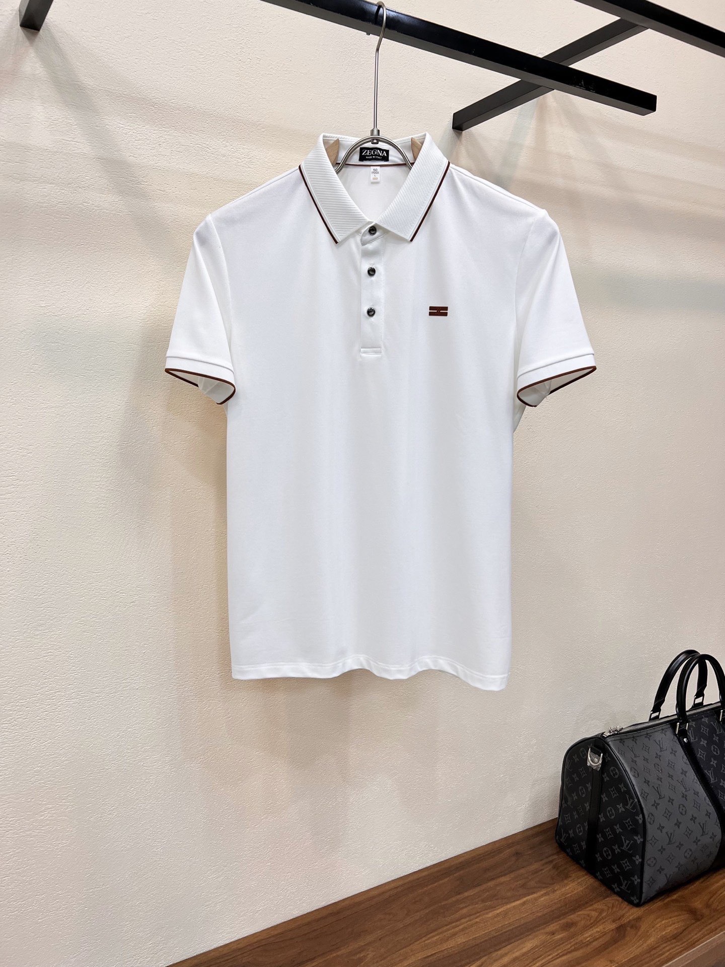 NO:830955,Ermenegildo Zegna. 2026 spring and summer new original men's lapel polo shirt short-sleeved T-shirt. On sale at the same time. Popular style. Simple, fashionable and versatile. High-end quality. Adhesive logo pattern design on the chest. Customized pique cotton fabric. Comfortable to wear. Breathable. High-grade and textured. Simple, generous and decent. Fashionable without losing personality. The upper body is casual and casual. Handsome and stylish, showing the temperament of a big brand. Sizes M-4XL (can wear up to about 200 pounds)  Please state your height and weight when placing an order),,zegna,T-shirt,tees,t-shirt,19860909杰尼亚.2026春夏新款原单男士翻领Polo衫短袖T恤 柜台同步发售 爆款 简洁时尚百搭 高端品质 胸前压胶logo图案设计 定制珠地棉面料 穿着舒适 透气 档次高很有质感 简单大方得体 时尚不失个性 上身休闲随性 帅气有型 彰显大牌气质.尺码M-4XL（最大可穿200斤左右 下单请报身高体重),,zegna,T-shirt,tees，t-shirt,,Men's clothing