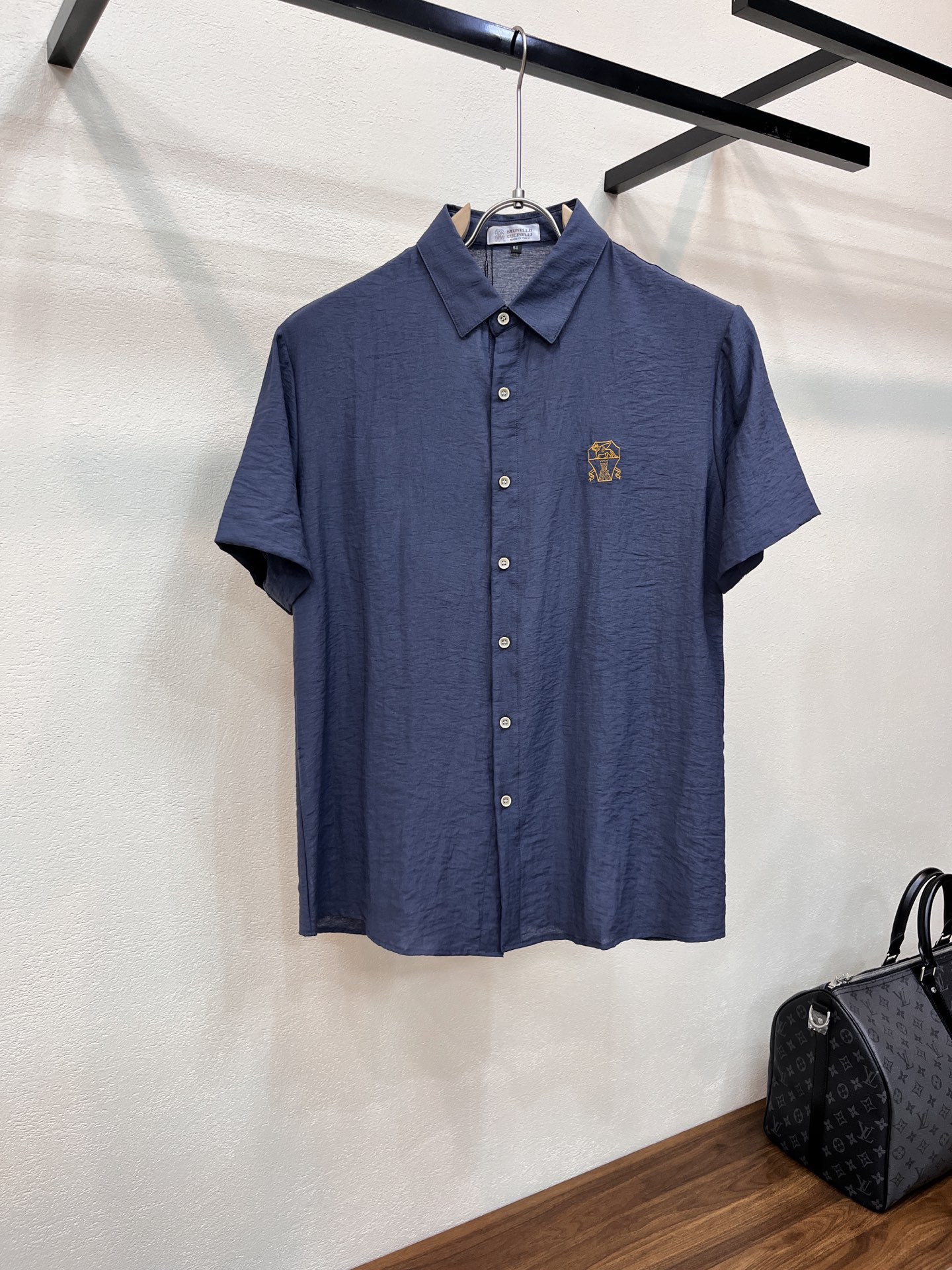 NO:830966,BC. 2026 spring and summer counter is the same linen shirt, old money style, linen shirt is stylish enough, can be worn as a shirt outside and inside, or as a thin coat to be layered and mixed. The knotted texture of linen makes the overall fabric more retro-like, which balances the wrinkle-prone characteristics of linen to a certain extent. The fabric is cool and breathable, soft but stiff, a must-have item!  Size M-3XL,,jackets & coats,shirts,19860909BC.2026春夏专柜同款亚麻衬衫,老钱风格,亚麻衬衫足够腔调,作为衬衫外穿内搭,或作为薄外套叠穿混搭,亚麻自带的麻结肌理,让整体布面更有复古感,一定程度上平衡了麻料易皱的特性,布面凉感且透气,柔软但有挺括度,必备单品！码数M-3XL,,jackets & coats,shirts,,Men's clothing