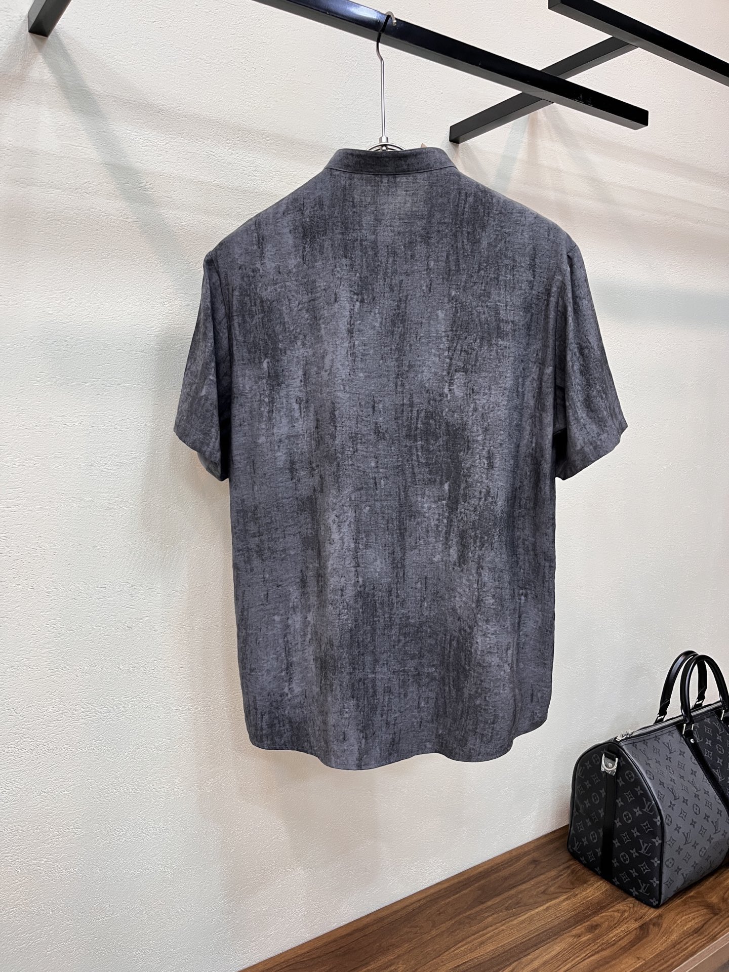 NO:830975,Lp, .2026 spring and summer counter, the same linen shirt, old money style, linen shirt is stylish enough, can be worn as a shirt outside or inside, or as a thin jacket to be layered and mixed. The knotted texture of the linen gives the overall fabric a more retro feel, which balances the wrinkle-prone characteristics of linen to a certain extent. The fabric is cool and breathable, soft but stiff, a must-have item!  Size M-3XL,,loro piana,jackets & coats,shirts,19860909Lp, .2026春夏专柜同款亚麻衬衫,老钱风格,亚麻衬衫足够腔调,作为衬衫外穿内搭,或作为薄外套叠穿混搭,亚麻自带的麻结肌理,让整体布面更有复古感,一定程度上平衡了麻料易皱的特性,布面凉感且透气,柔软但有挺括度,必备单品！码数M-3XL,,loro piana,jackets & coats,shirts,,Men's clothing