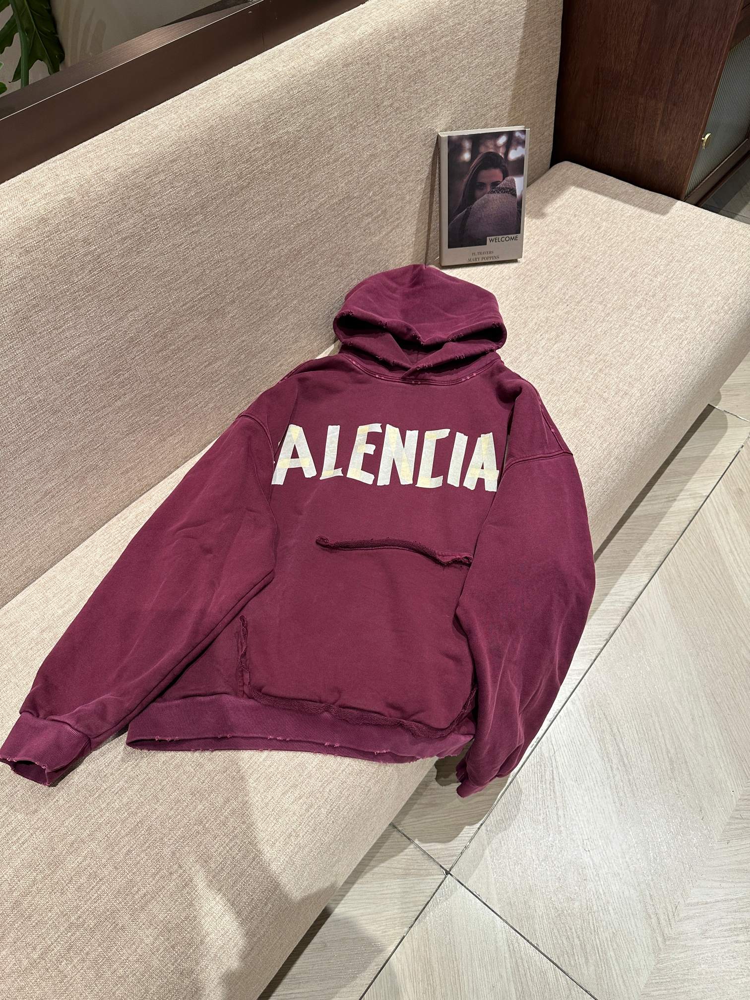 BALENCIAGA秋冬新款假口袋胶带字母印花连帽卫衣内里毛圈成衣整体洗水做旧工艺采用纯手工自然磨破效果