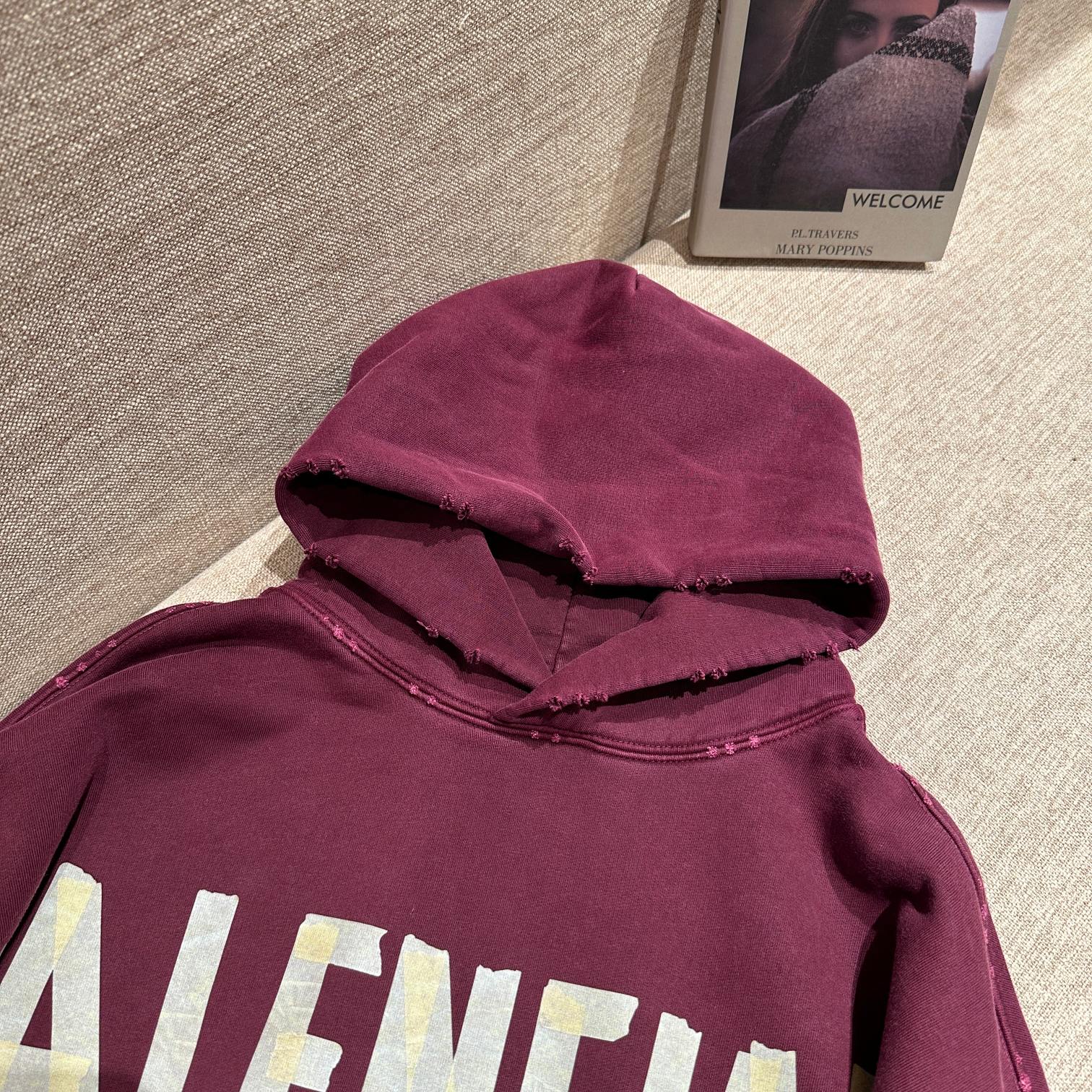 BALENCIAGA秋冬新款假口袋胶带字母印花连帽卫衣内里毛圈成衣整体洗水做旧工艺采用纯手工自然磨破效果