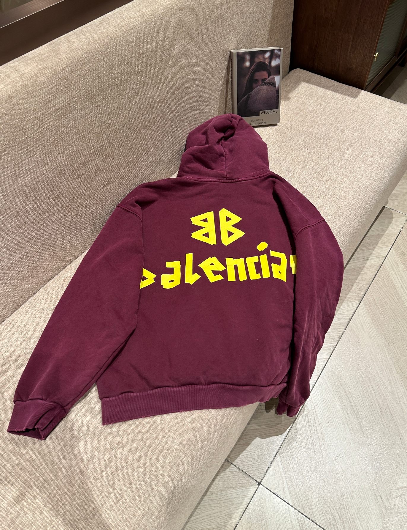 BALENCIAGA秋冬新款假口袋胶带字母印花连帽卫衣内里毛圈成衣整体洗水做旧工艺采用纯手工自然磨破效果