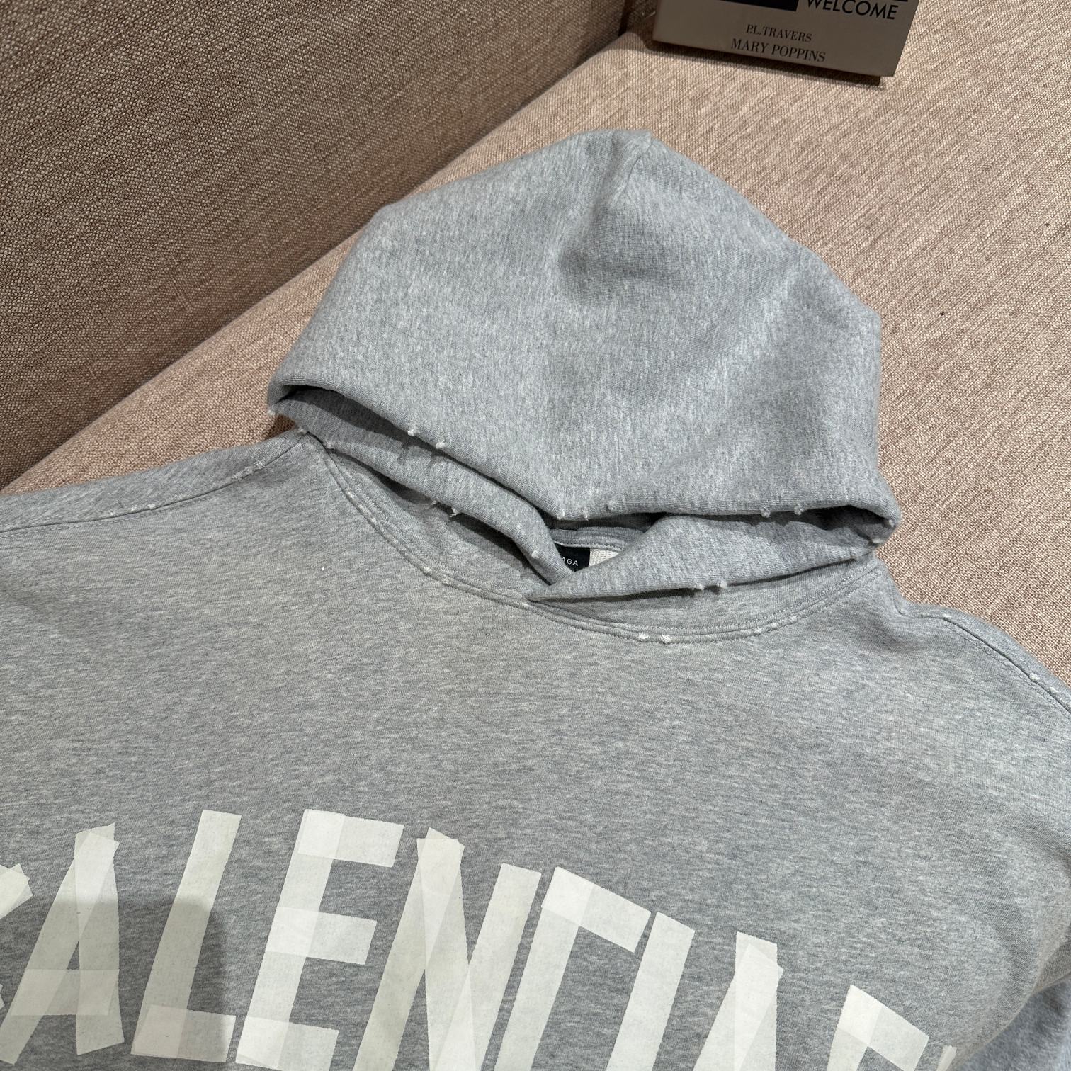 BALENCIAGA秋冬新款假口袋胶带字母印花连帽卫衣内里毛圈成衣整体洗水做旧工艺采用纯手工自然磨破效果