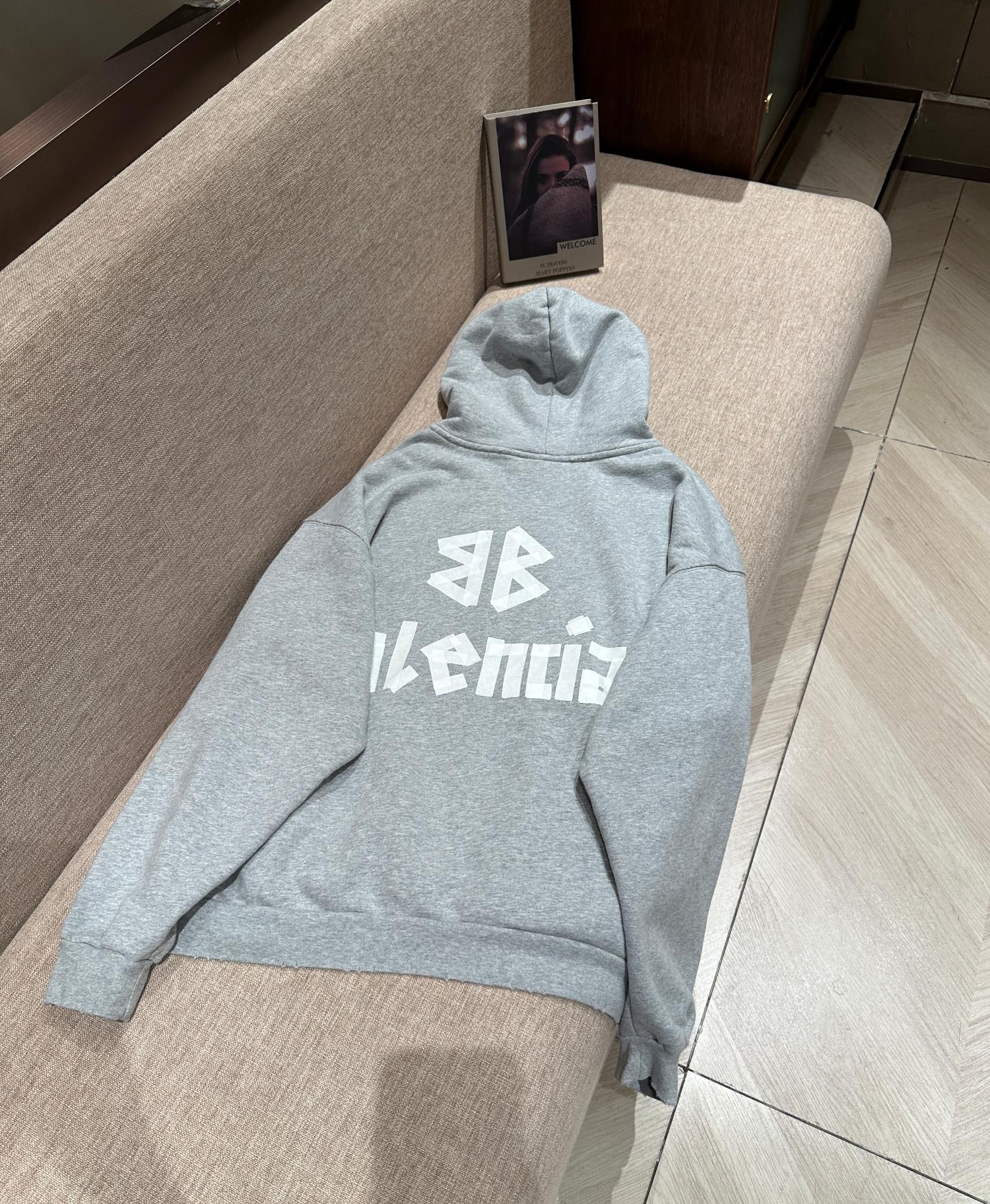 BALENCIAGA秋冬新款假口袋胶带字母印花连帽卫衣内里毛圈成衣整体洗水做旧工艺采用纯手工自然磨破效果