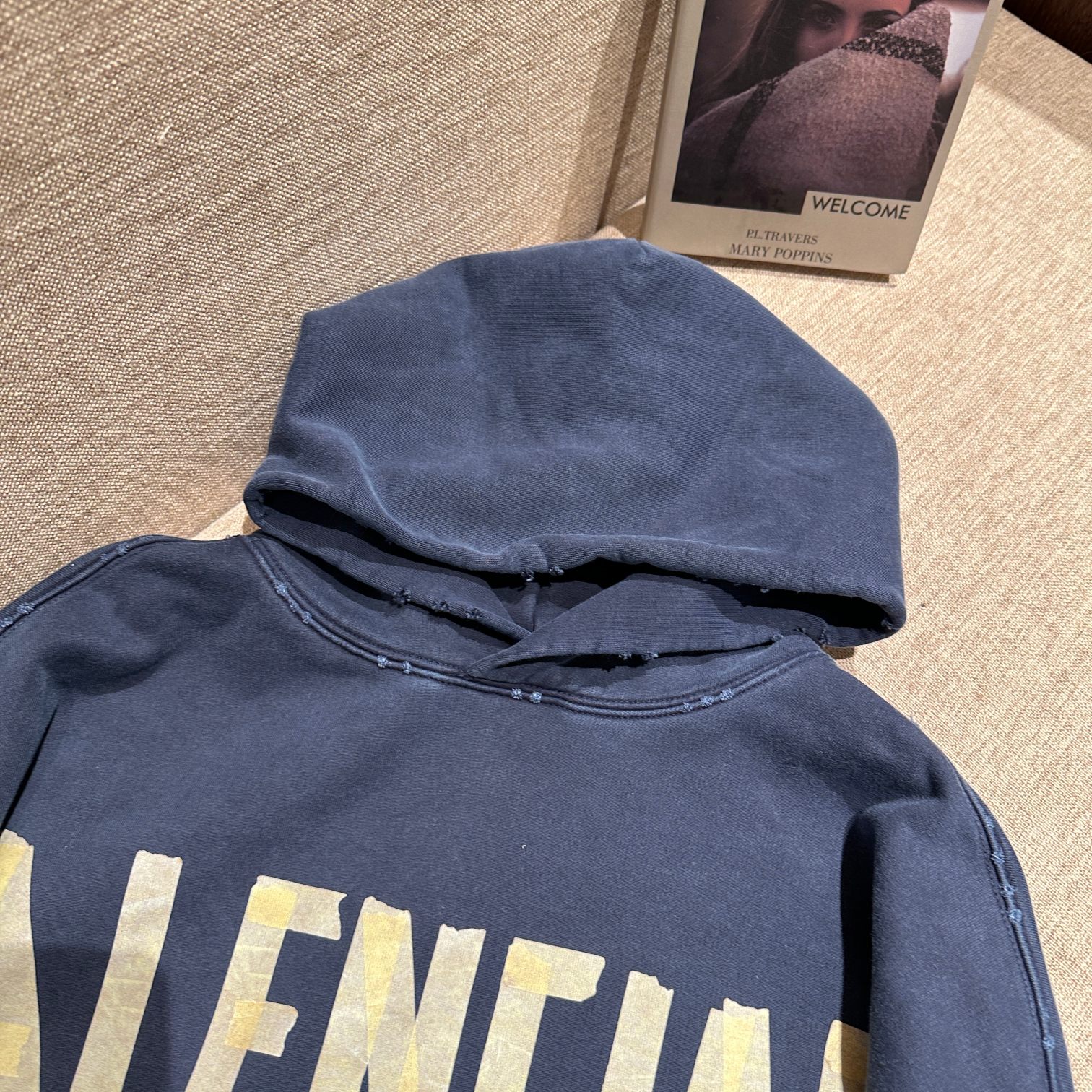 BALENCIAGA秋冬新款假口袋胶带字母印花连帽卫衣内里毛圈成衣整体洗水做旧工艺采用纯手工自然磨破效果