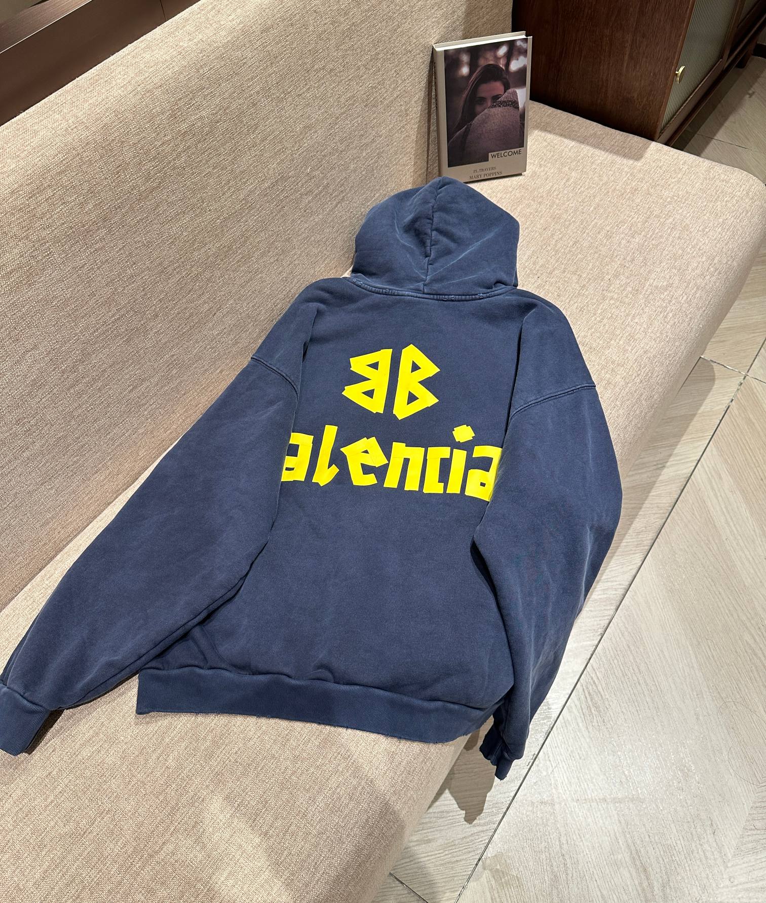 BALENCIAGA秋冬新款假口袋胶带字母印花连帽卫衣内里毛圈成衣整体洗水做旧工艺采用纯手工自然磨破效果