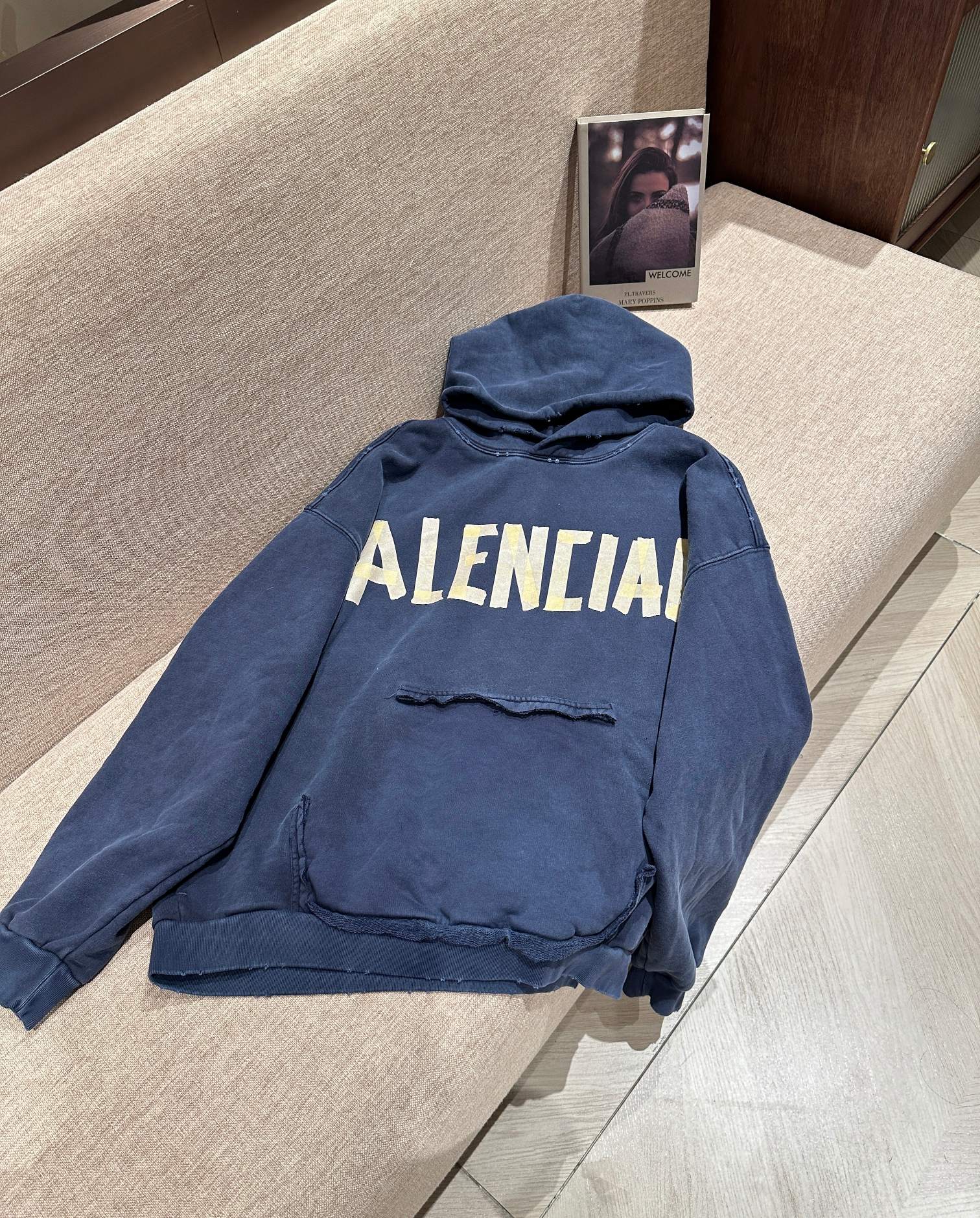 BALENCIAGA秋冬新款假口袋胶带字母印花连帽卫衣内里毛圈成衣整体洗水做旧工艺采用纯手工自然磨破效果