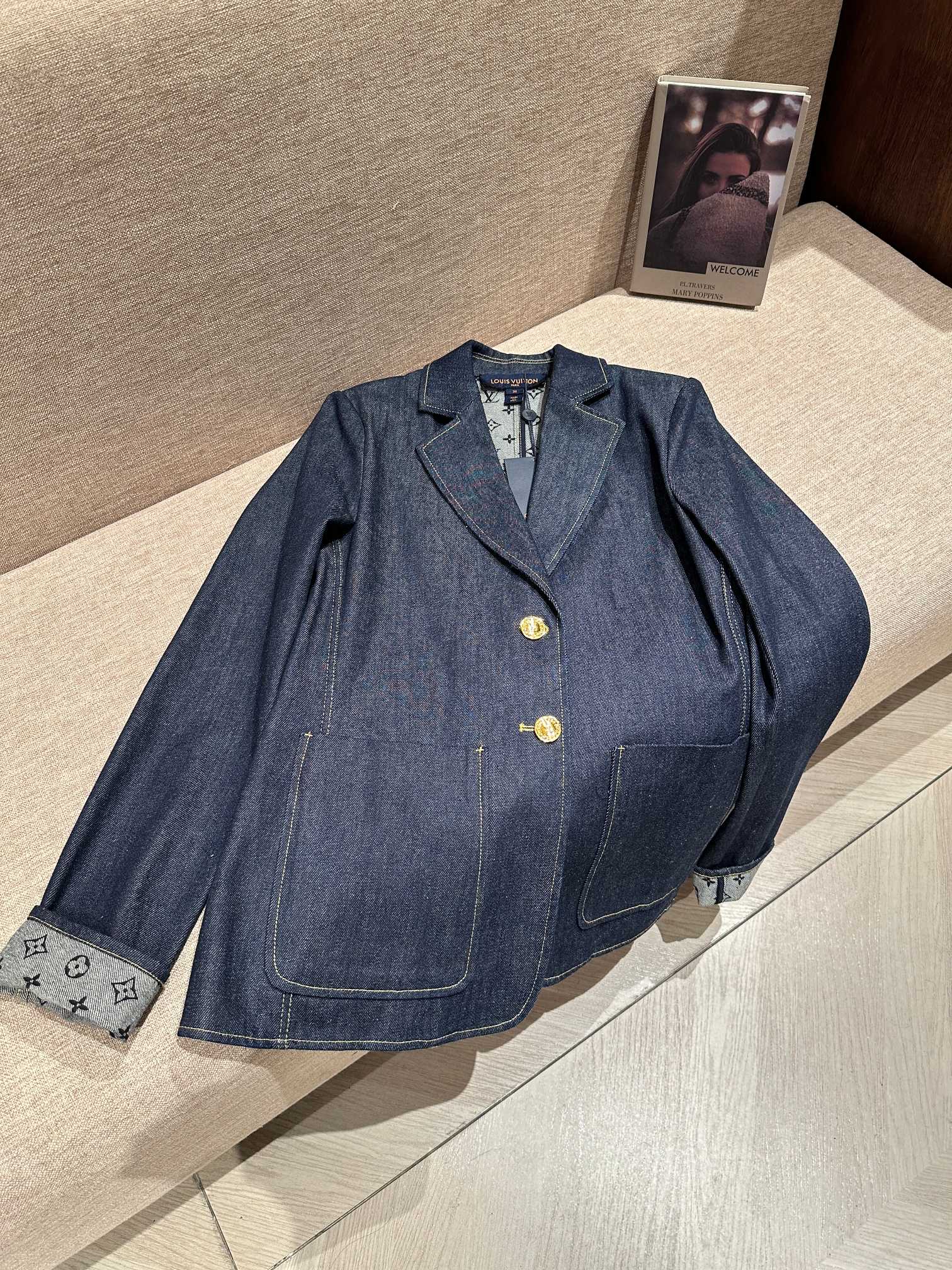 Veste tailleur en denim Louis Vuitton pour femme, coupe moderne et élégante