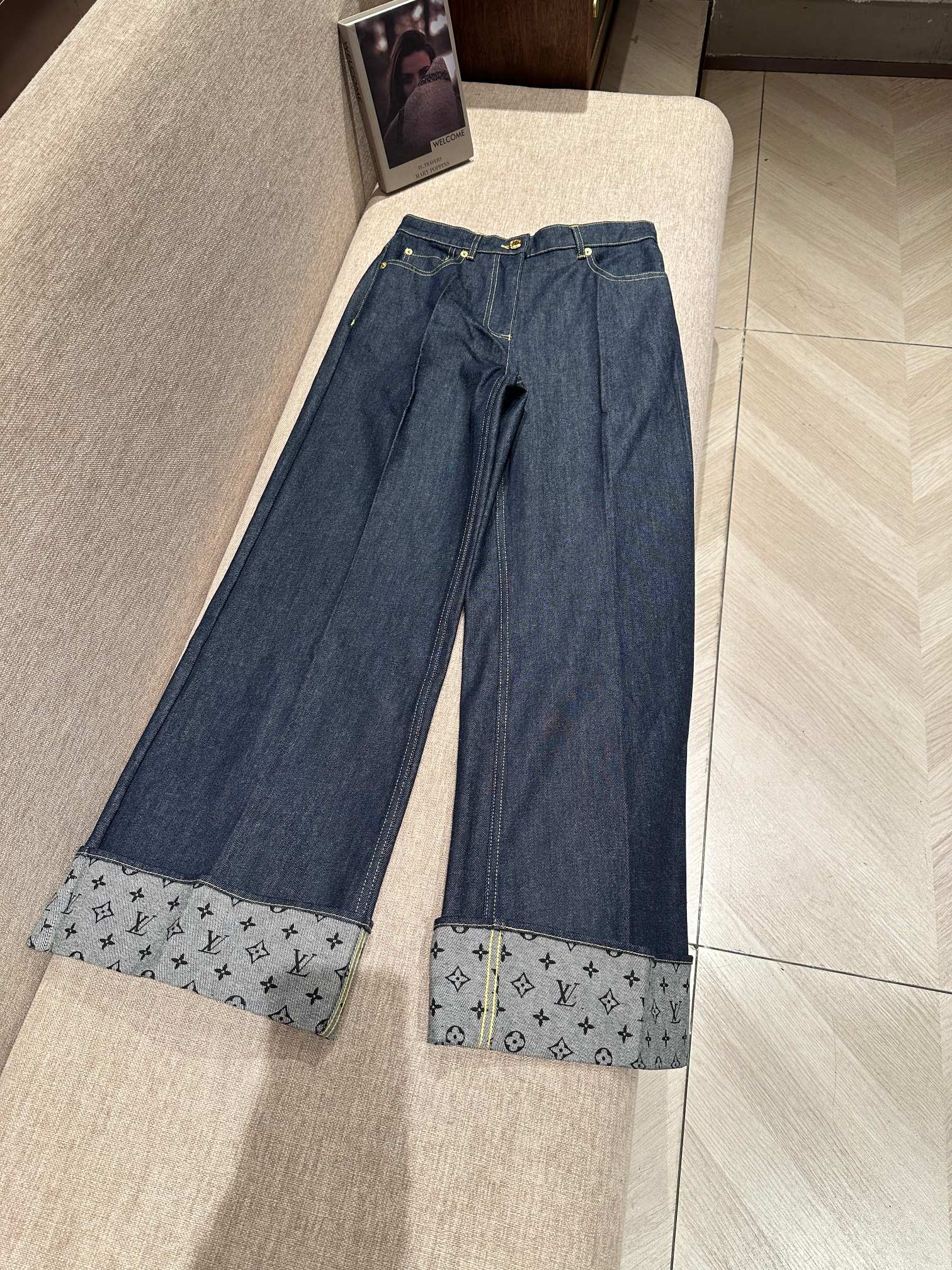 Louis Vuitton Denim Broek met Monogram Zoom Afwerking - Stijlvol en Comfortabel