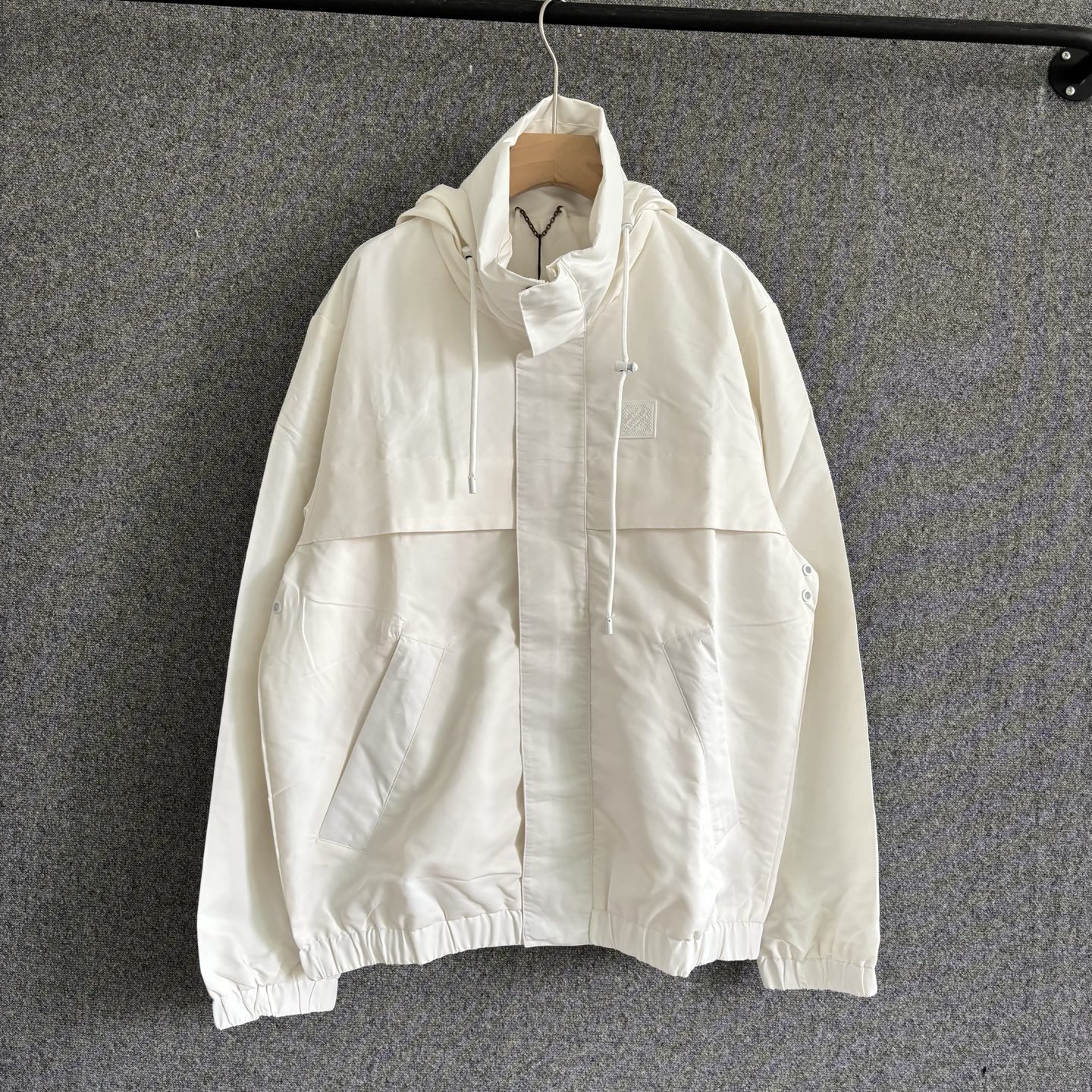 NO:530437,1V 2025FW New Autumn and Winter Hooded Windproof Long Sleeve Jacket Front Rubber Marque L.Vuitton Déposée Trim Storage and Adjustable Monogram Pattern Hood Stretch Cuffs and Waist Breathable Underarm Eyes Tonal Lining Lining Recessed Zipper Front Casual Style Size M-3XL,,jackets & coats,hats,alexander wang198609091V 2025FW 秋冬新款 连帽防风长袖外套 正面橡胶 Marque L.Vuitton Déposée 贴饰 可收纳可调节 Monogram 图案兜帽 弹力袖口和腰部 透气腋下孔眼 同色系里布内衬 隐藏式拉链前襟 休闲款式 尺码M-3XL,,jackets & coats,hats,alexander wang,Men's clothing