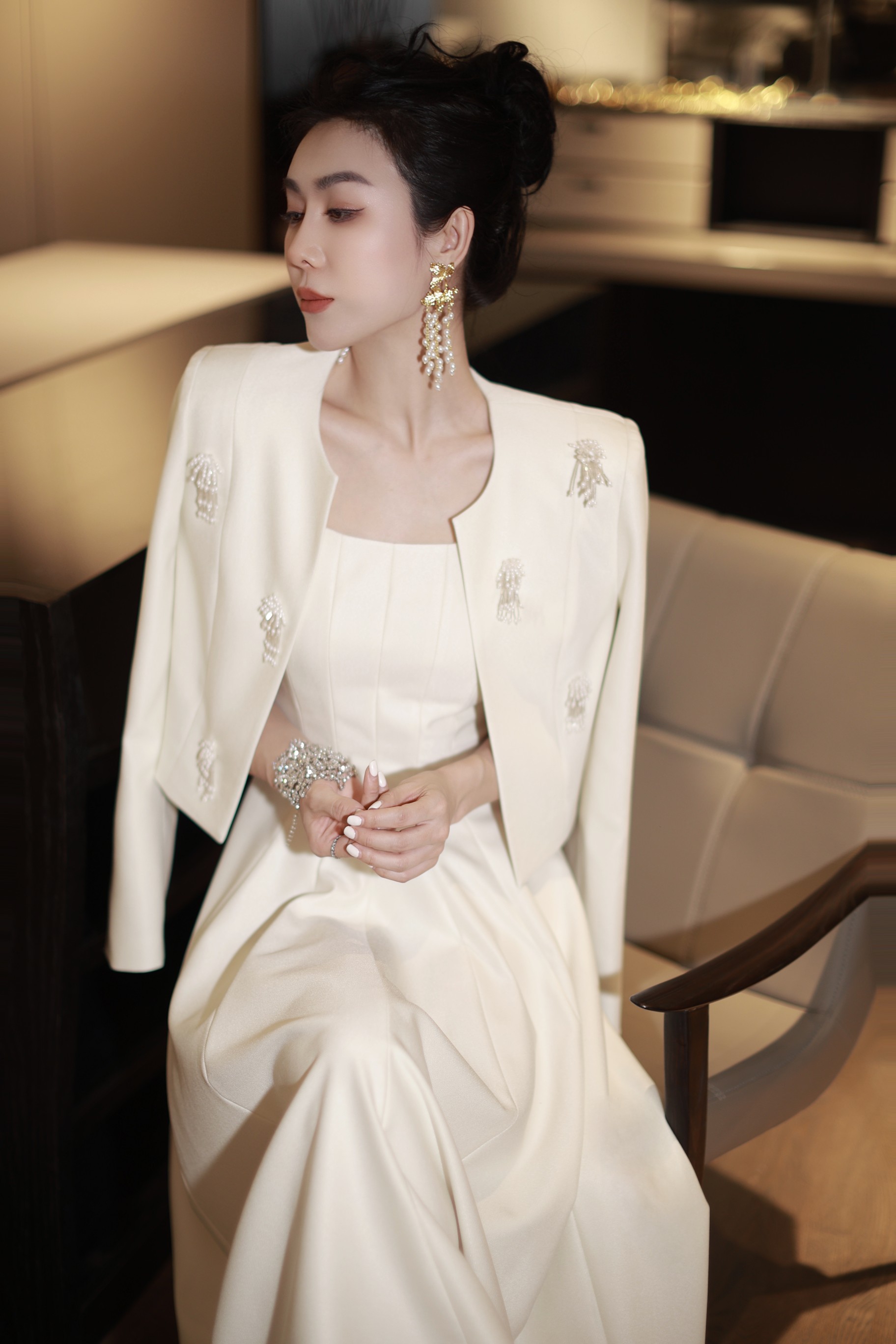 Spring Fashion: High-Quality Women’s Clothes Packaged for Family, Including Coats, Thongs, and More