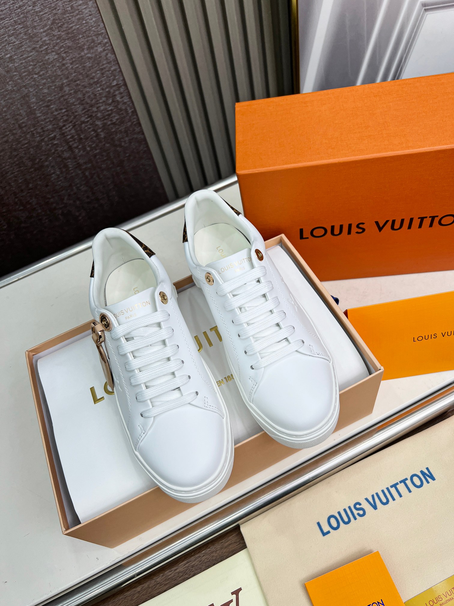 NO:238772,Ceiling grade, same style for men and women!  Popular, long-legged artifact, super light soles, oily edge craftsmanship!  Presbyterian material for silk cowhide on the upper!  Wear-resistant, non-slip, lightweight large sole!  , casual shoes/sports shoes, sneakers, cowhide19860909天花板级 男女同款 ！ 爆款  长腿神器 鞋底超级轻便,油边工艺！鞋面丝绸牛皮摔专用老花料！耐磨防滑轻质大底！,休闲鞋/运动鞋,sneakers,cowhide,Women's Shoes