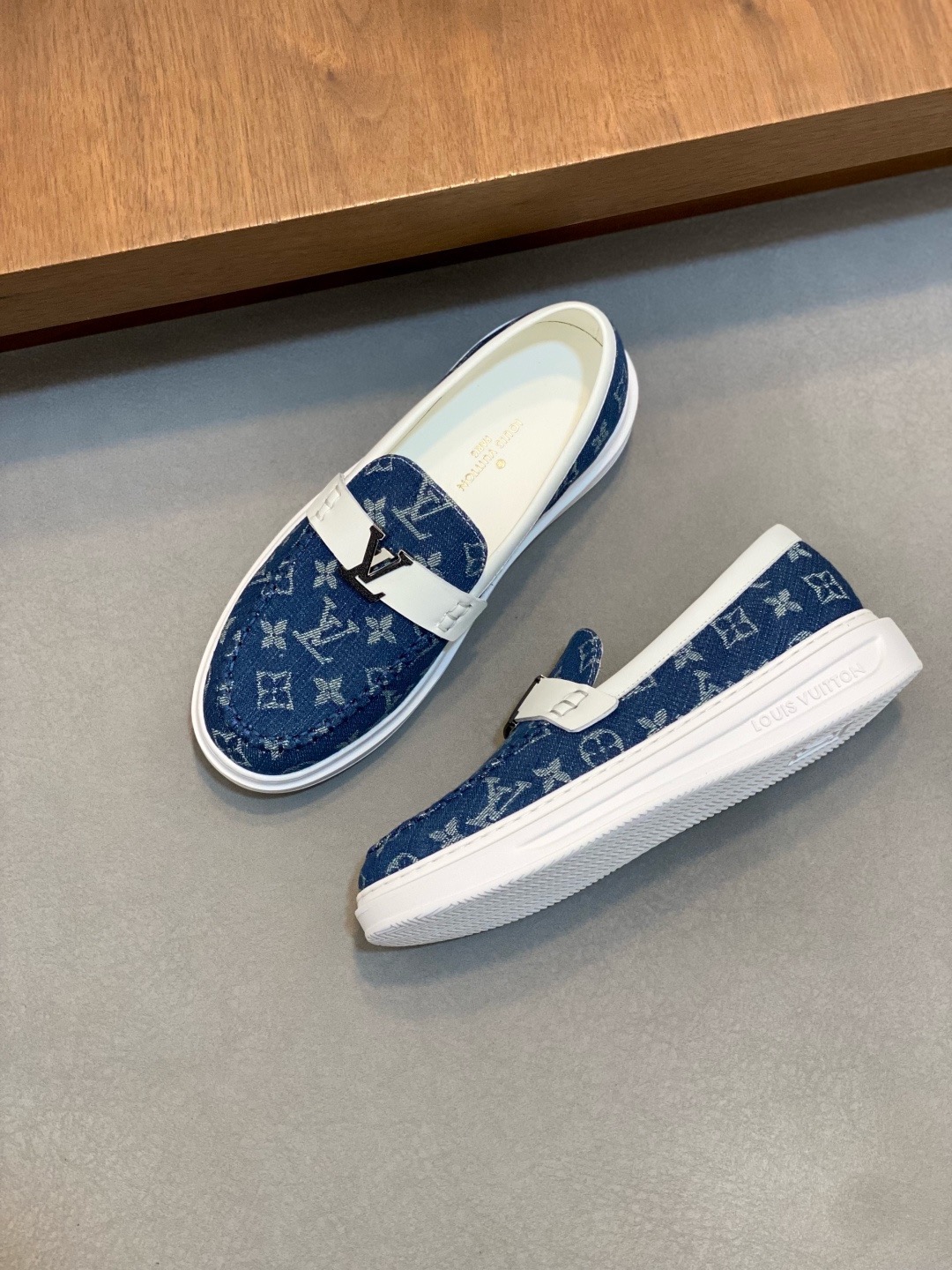 【路登易威】全新潮款Lv上市🎁,休闲时尚男鞋👟原版1:1出货✅ 鞋面采用进口品牌皮料+牛皮内里,原版耐磨橡胶大底,版型简洁大气,潮男专属 (38.45订做)