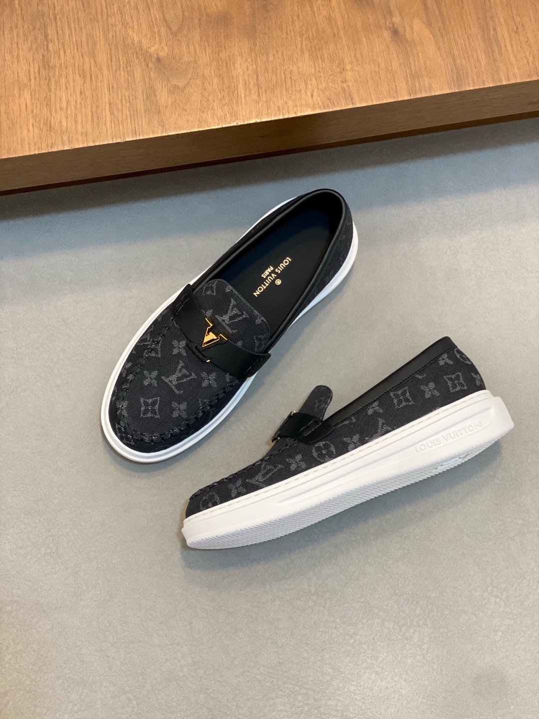 【路登易威】全新潮款Lv上市🎁,休闲时尚男鞋👟原版1:1出货✅ 鞋面采用进口品牌皮料+牛皮内里,原版耐磨橡胶大底,版型简洁大气,潮男专属 (38.45订做)