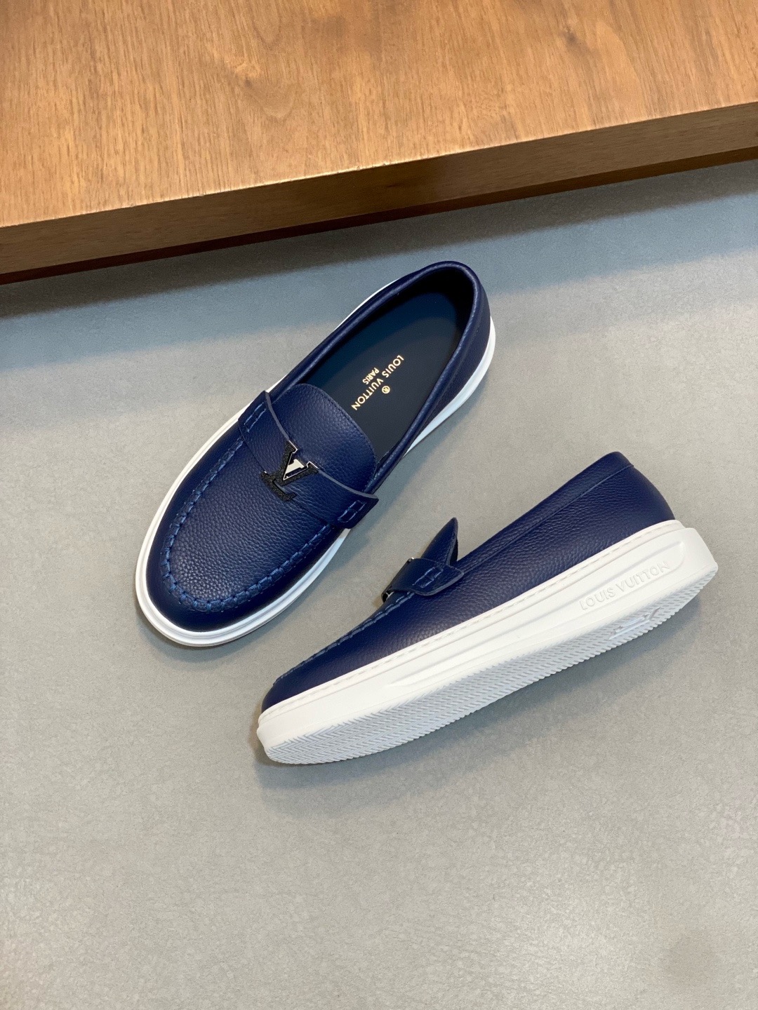 【路登易威】全新潮款Lv上市🎁,休闲时尚男鞋👟原版1:1出货✅ 鞋面采用进口品牌皮料+牛皮内里,原版耐磨橡胶大底,版型简洁大气,潮男专属 (38.45订做)