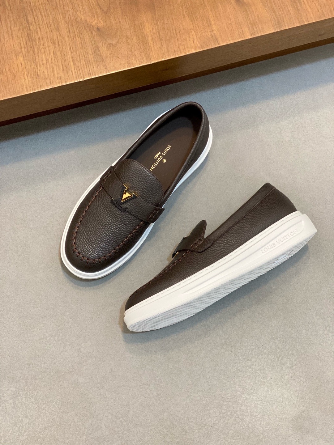 【路登易威】全新潮款Lv上市🎁,休闲时尚男鞋👟原版1:1出货✅ 鞋面采用进口品牌皮料+牛皮内里,原版耐磨橡胶大底,版型简洁大气,潮男专属 (38.45订做)