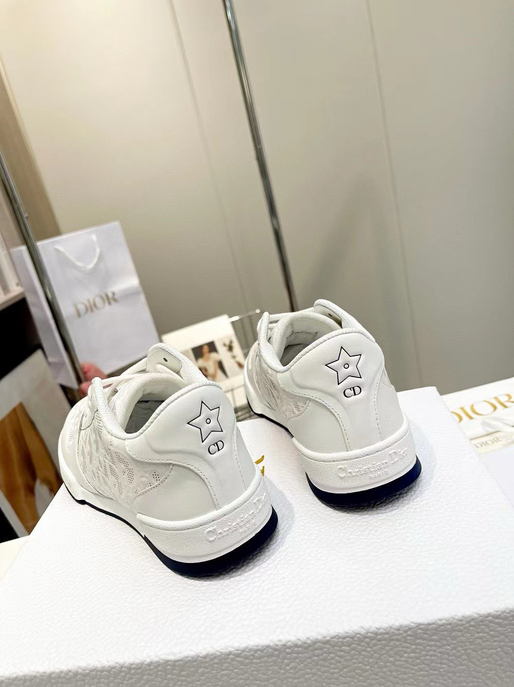 NO:238840,2025 Spring Walk ‘n’ Dior embroidered casual shoes, carefully crafted in white and gold cowhide, with printed hollow inserts, TPU sole, tongue and laces are decorated with Christian Dior logo. Mixed sheepskin inner lining, cowhide footbed. 35-40. (Customized for 34/41), dad shoes, dior, cowhide, sheepskin198609092025春季Walk ‘n’Dior刺绣休闲鞋,釆用白色和金色牛皮精心制作,搭配印花效果镂空镶片,TPU大底,鞋舌和鞋带采用Christian Dior标志装饰. 混种羊皮内里,牛皮垫脚. 35-40.（34/41可订做）,老爹鞋,dior,cowhide,sheepskin,Women's Shoes