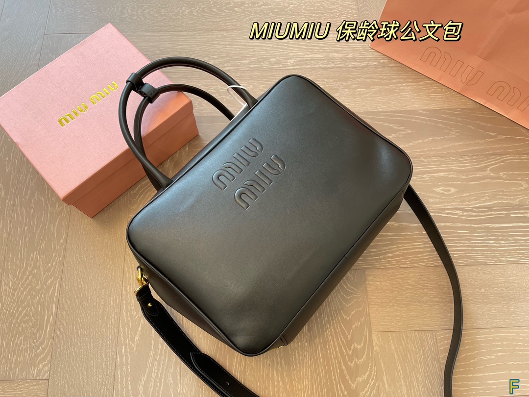 Fashion Icon: MAUMIU 3-Color Folder Box for ’90s Magazine Girl Style