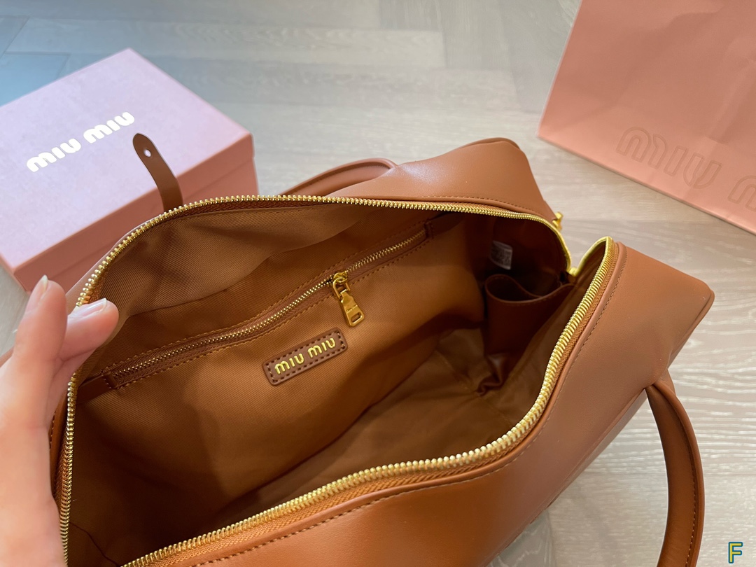 Fashion Icon: MAUMIU Bowling Bag – ’90s Magazine Girl’s Must-Have Accessory - 图片 9