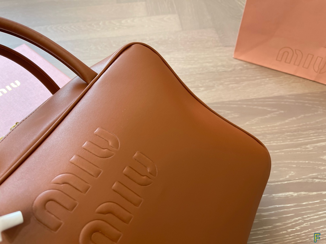 Fashion Icon: MAUMIU Bowling Bag – ’90s Magazine Girl’s Must-Have Accessory - 图片 3