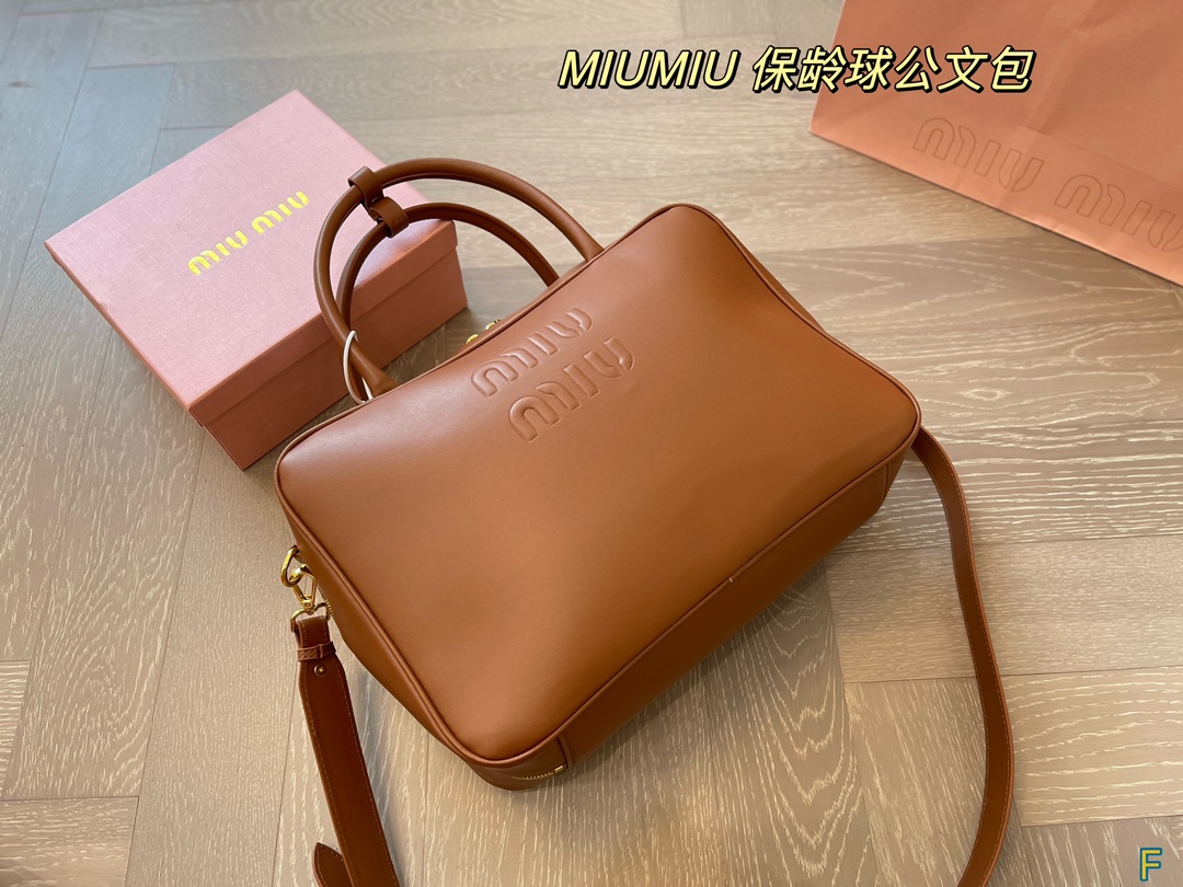 Fashion Icon: MAUMIU Bowling Bag – ’90s Magazine Girl’s Must-Have Accessory