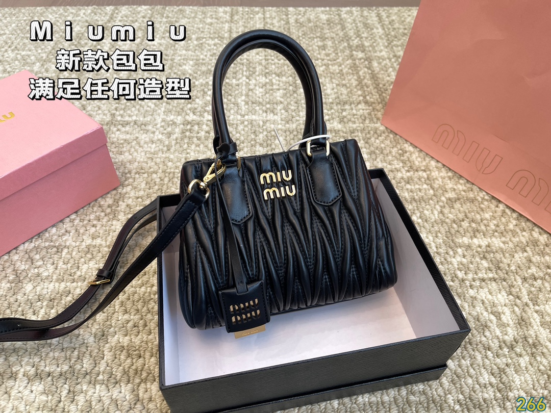 CHANEL/ Matelasse chain shoulder bag black